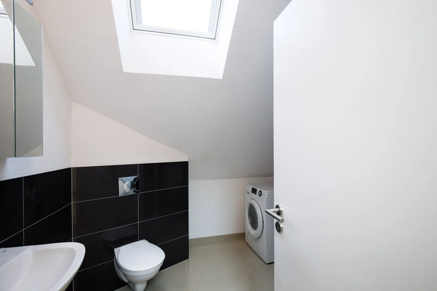 Appartement lumineux de 2,5 pièces avec balcon - Photo 4 sur 7