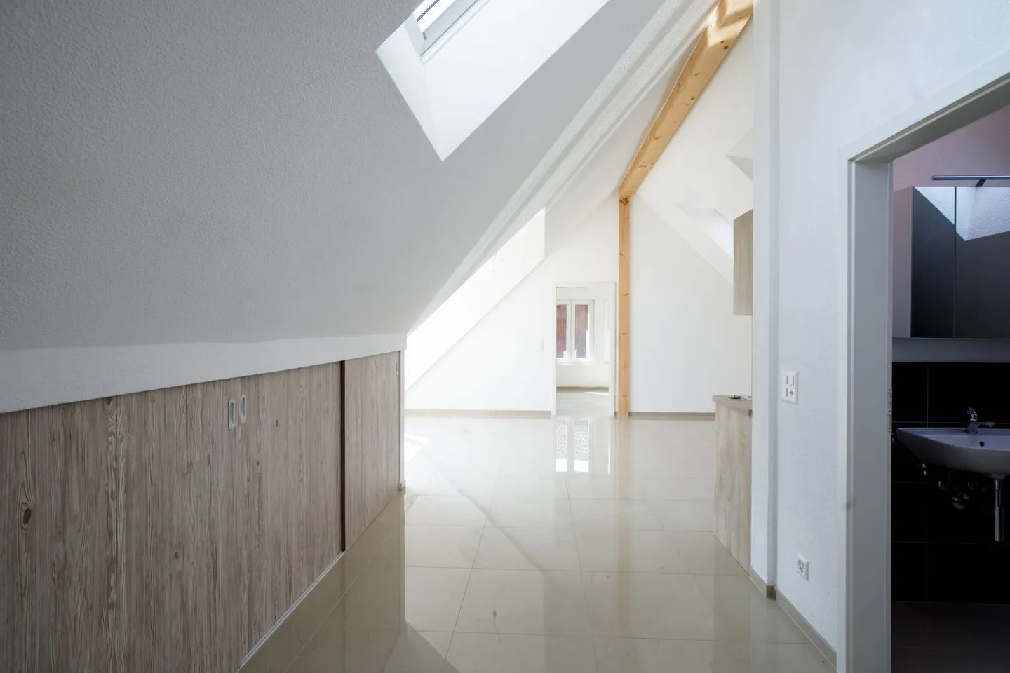 Appartement lumineux de 2,5 pièces avec balcon - Photo 5 sur 7