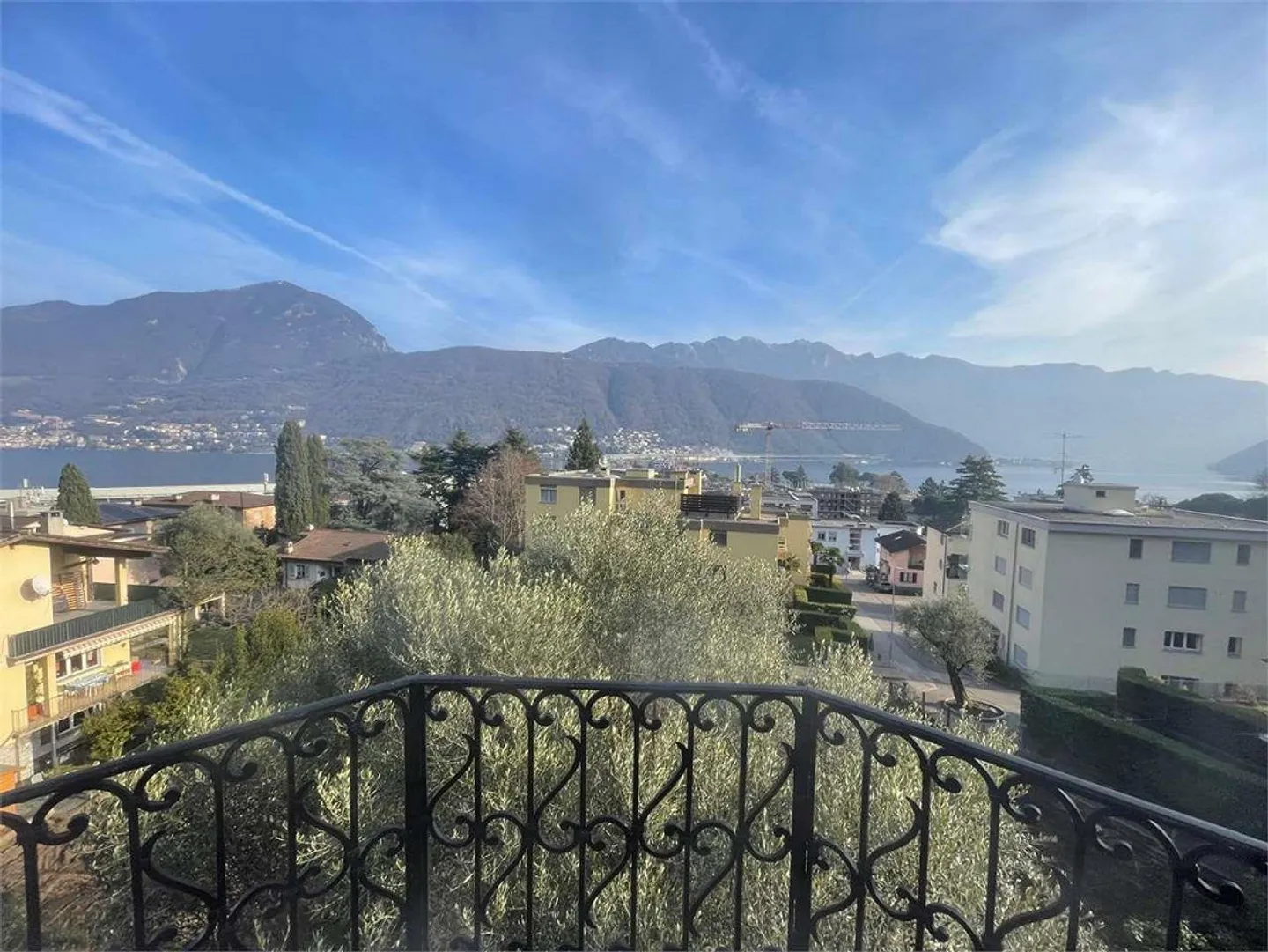 Duplex for rent in Melide with lake view and large balcony - Photo 1 of 13
