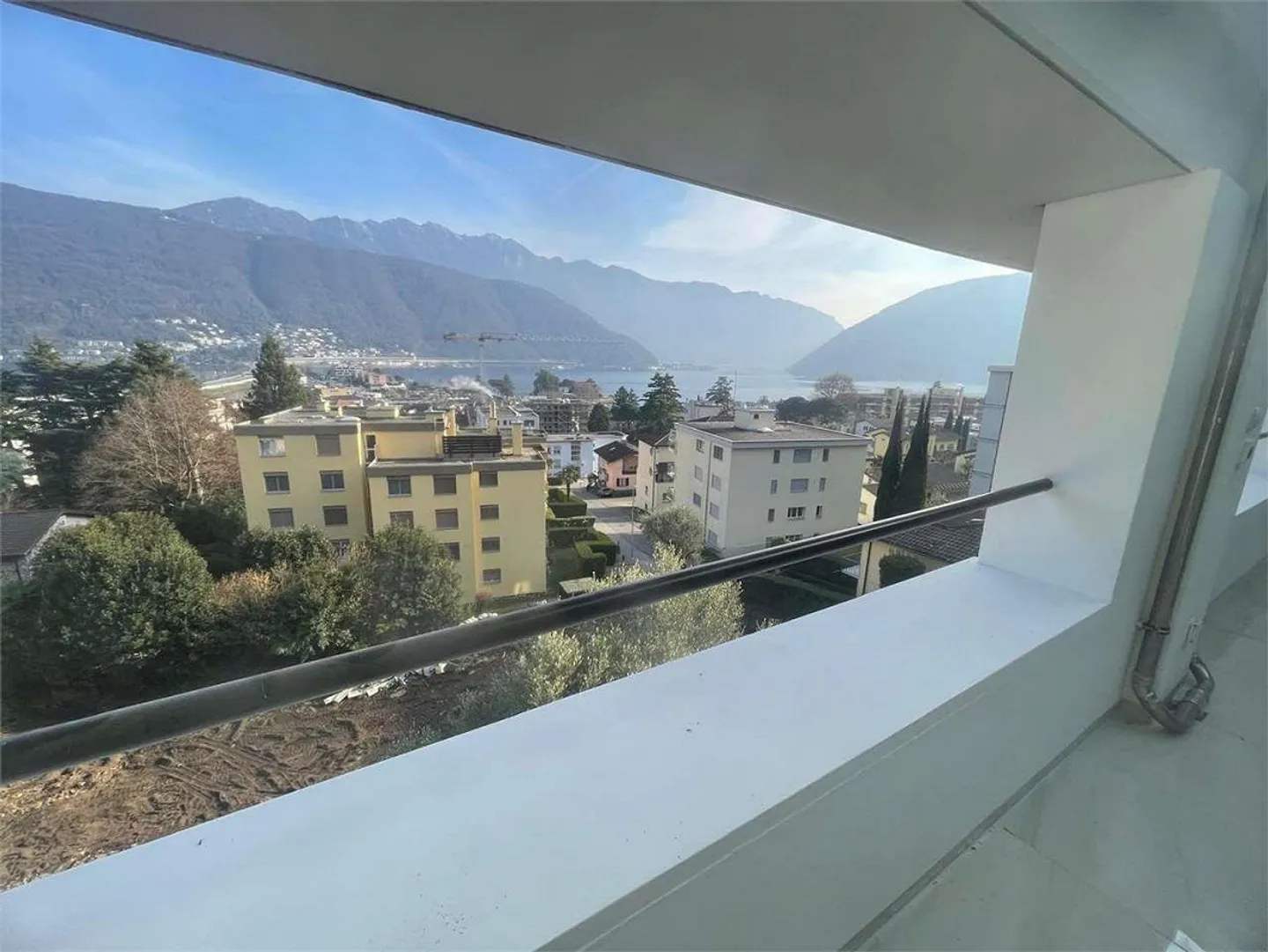 Duplex for rent in Melide with lake view and large balcony - Photo 2 of 13