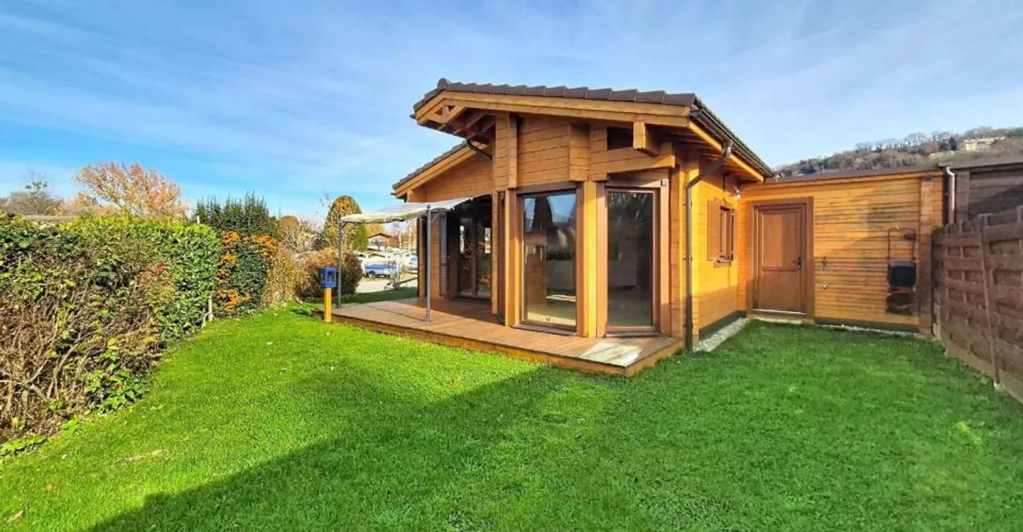 Rare for sale - Villa just steps from the lake! - Photo 1 of 10