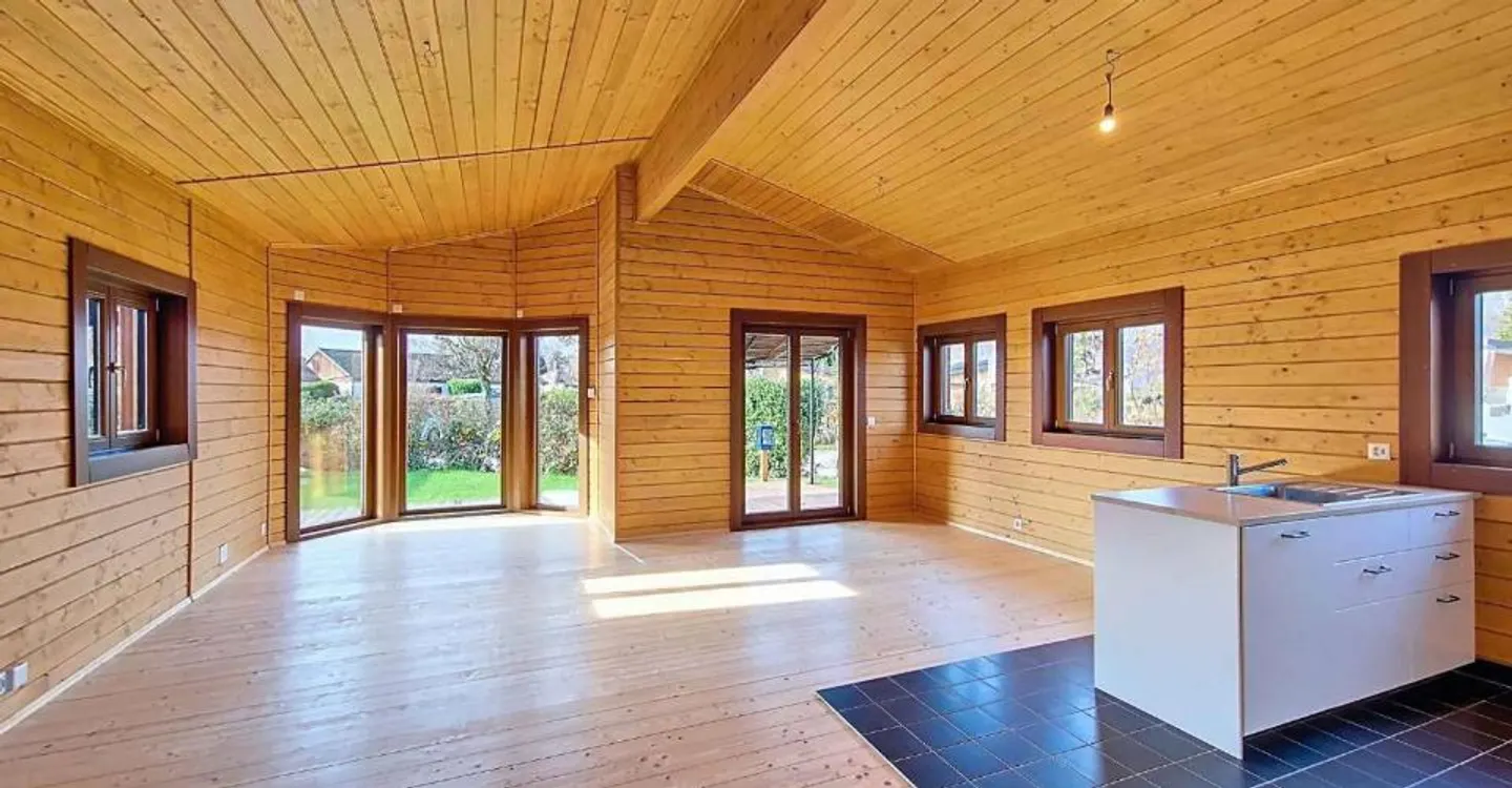 Rare for sale - Villa just steps from the lake! - Photo 2 of 10