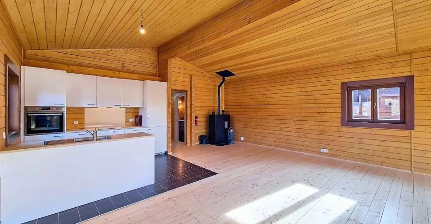 Rare for sale - Villa just steps from the lake! - Photo 3 of 10