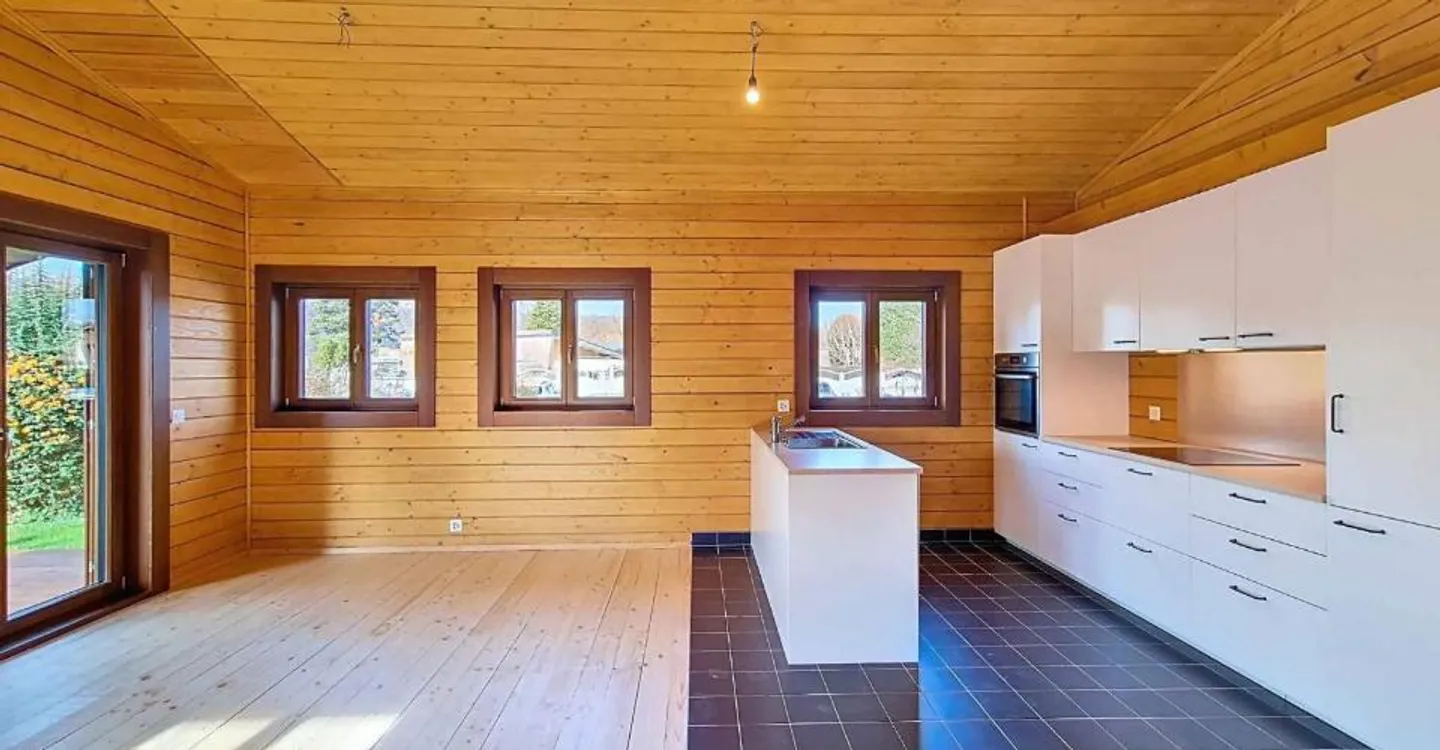 Rare for sale - Villa just steps from the lake! - Photo 5 of 10