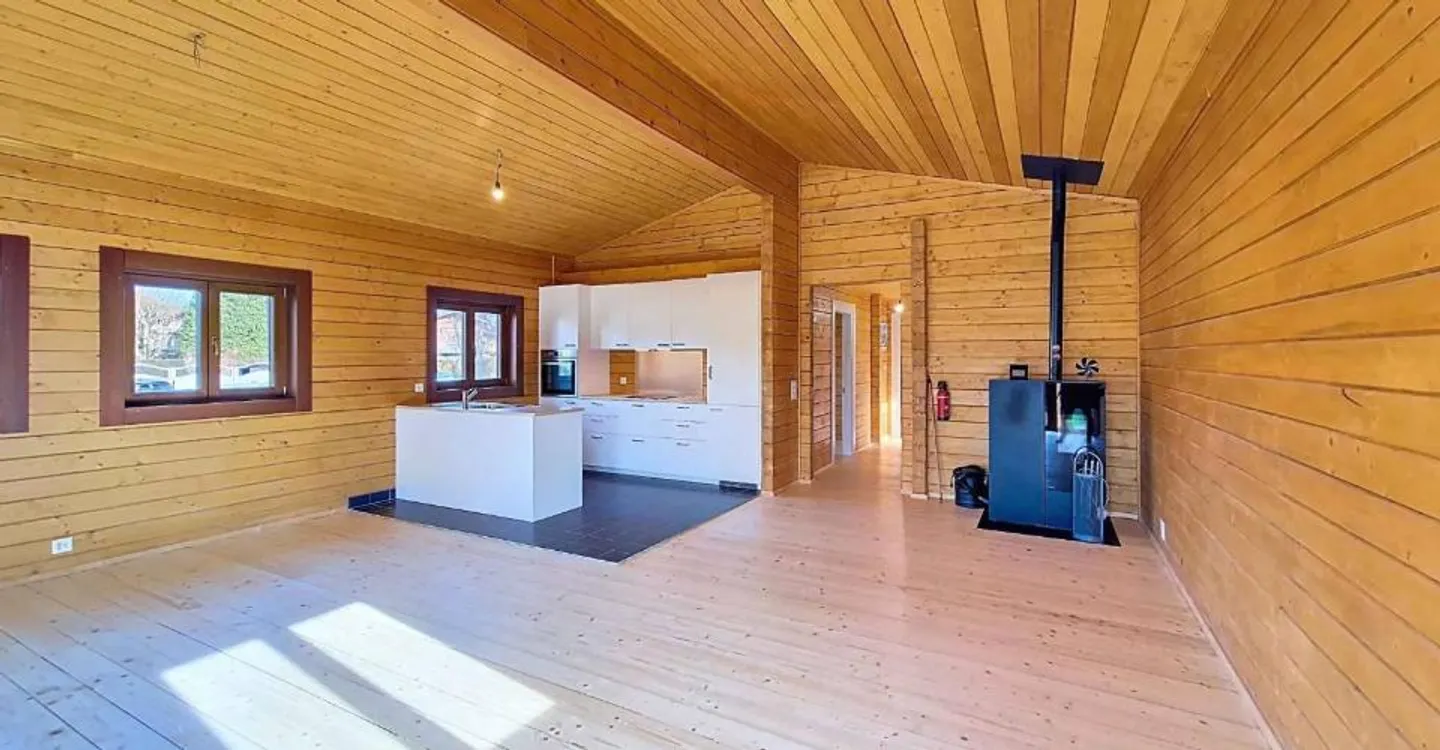 Rare for sale - Villa just steps from the lake! - Photo 4 of 10
