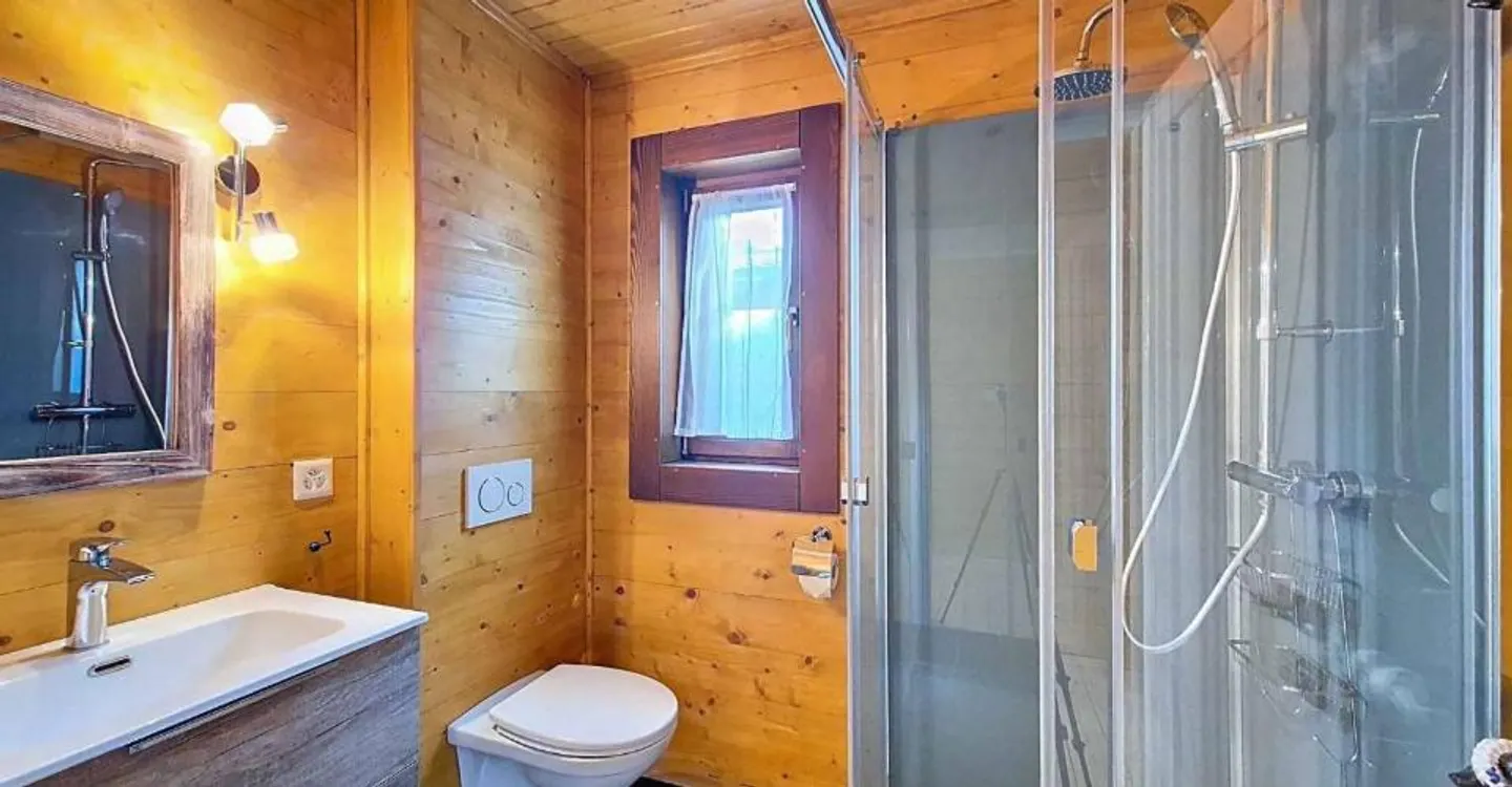 Rare for sale - Villa just steps from the lake! - Photo 6 of 10