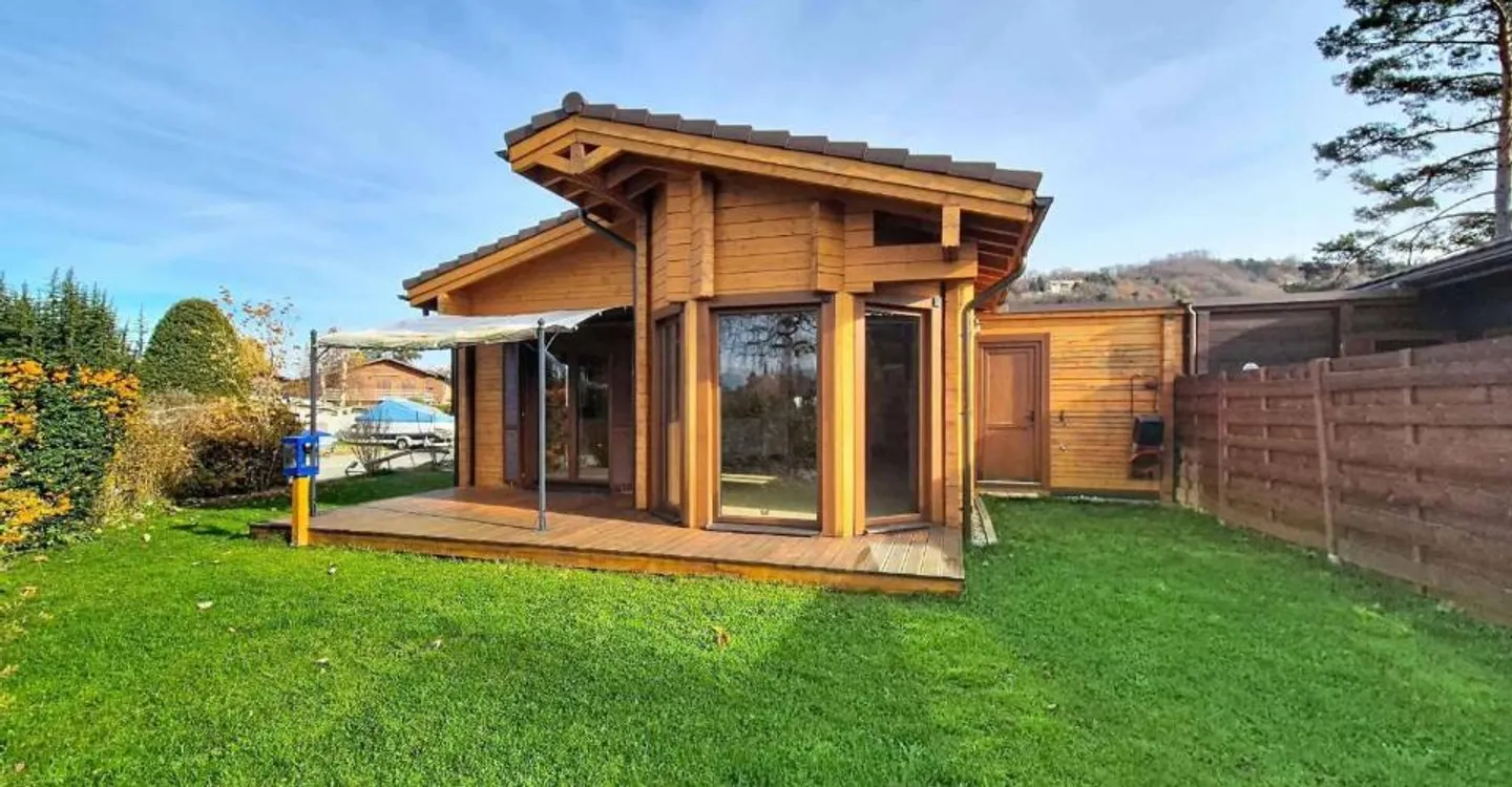 Rare for sale - Villa just steps from the lake! - Photo 8 of 10