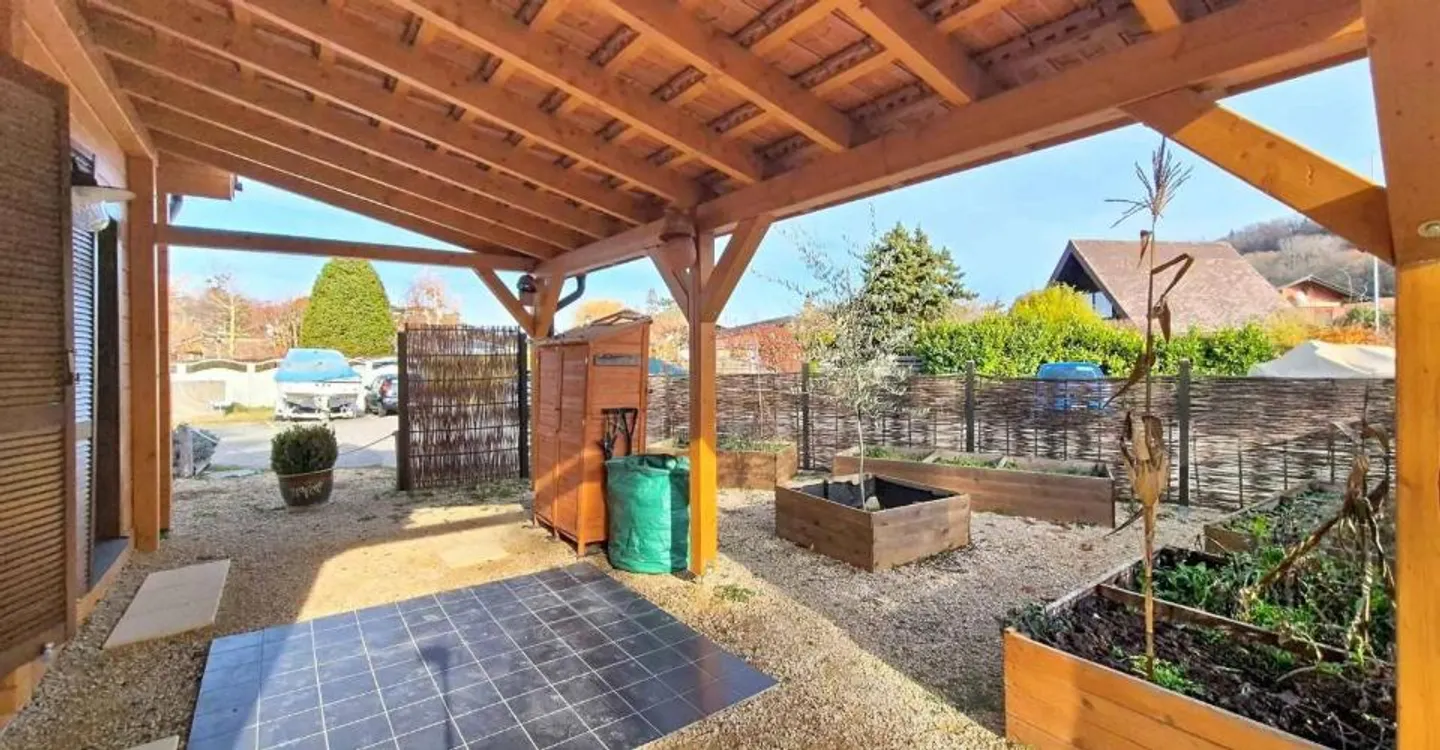 Rare for sale - Villa just steps from the lake! - Photo 9 of 10