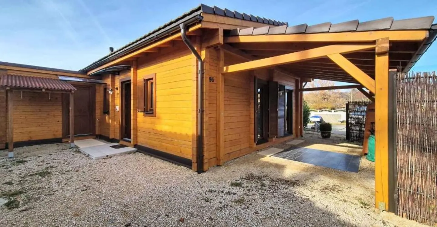Rare for sale - Villa just steps from the lake! - Photo 10 of 10