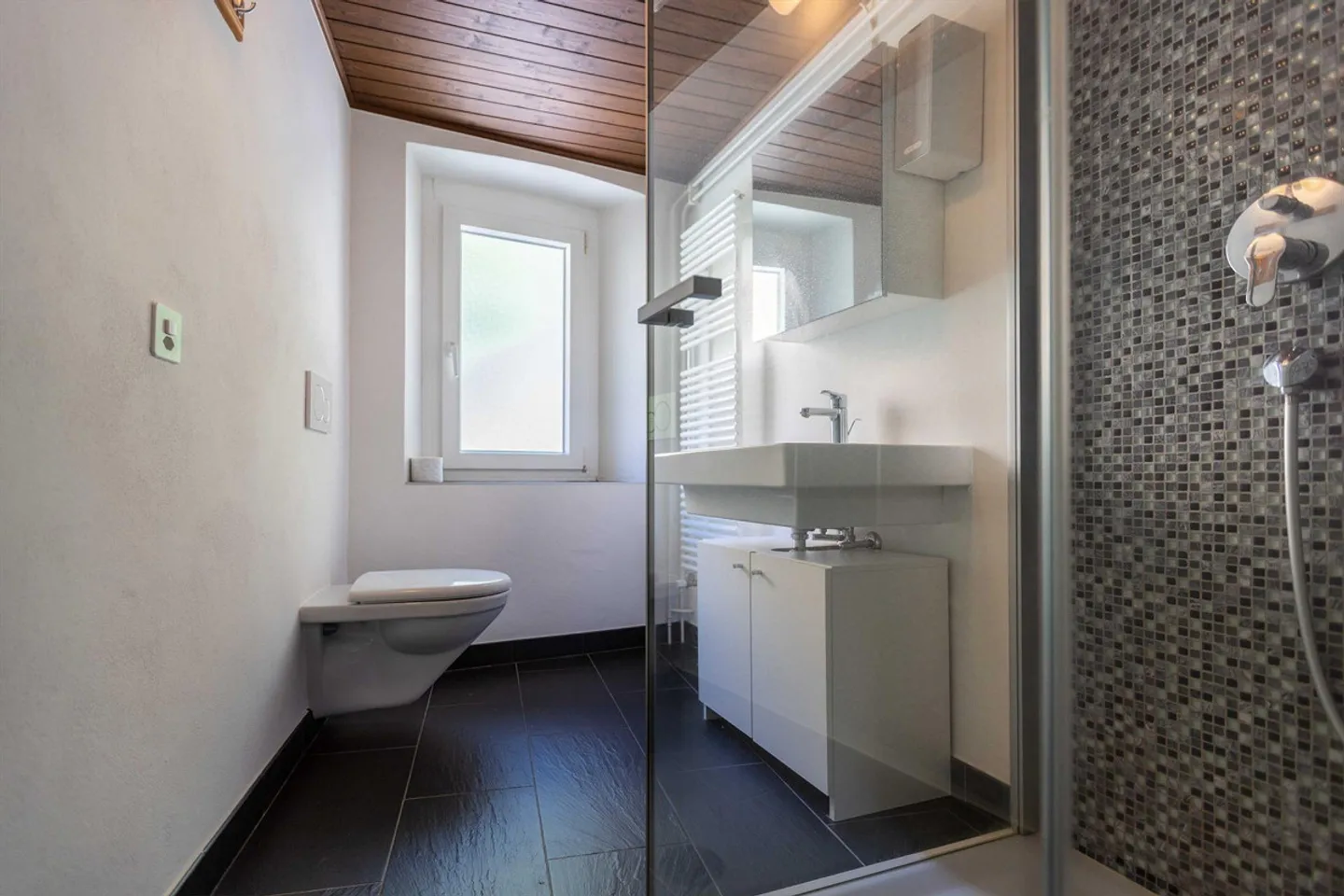 GRANDE CASA DI NUCLEO 7 LOCALI RISTRUTTURATA AD ARANNO - Photo 6 of 9