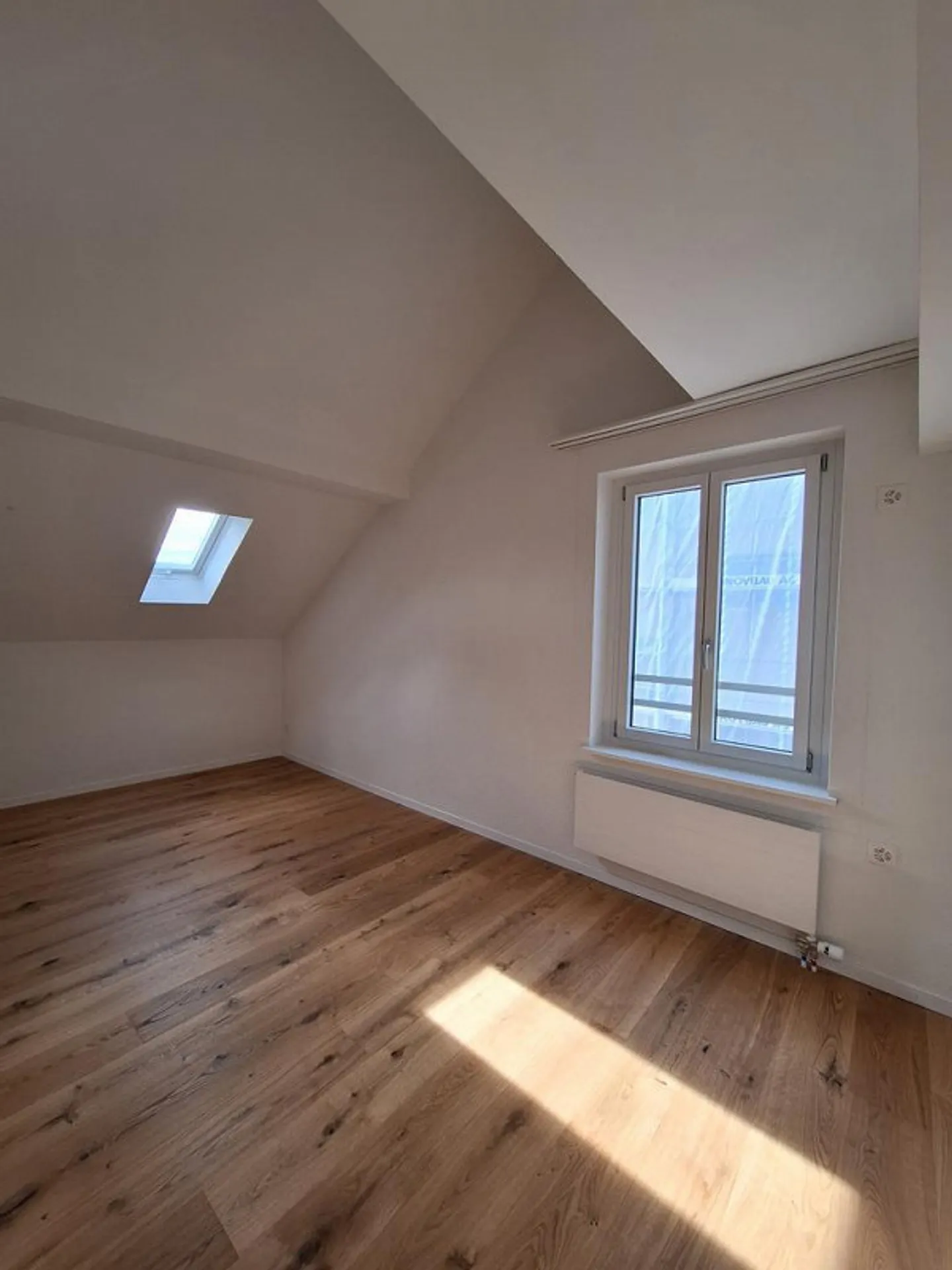 Maisonette de 3,5 pièces au-dessus des toits de Zurich avec balcon - Photo 4 sur 11