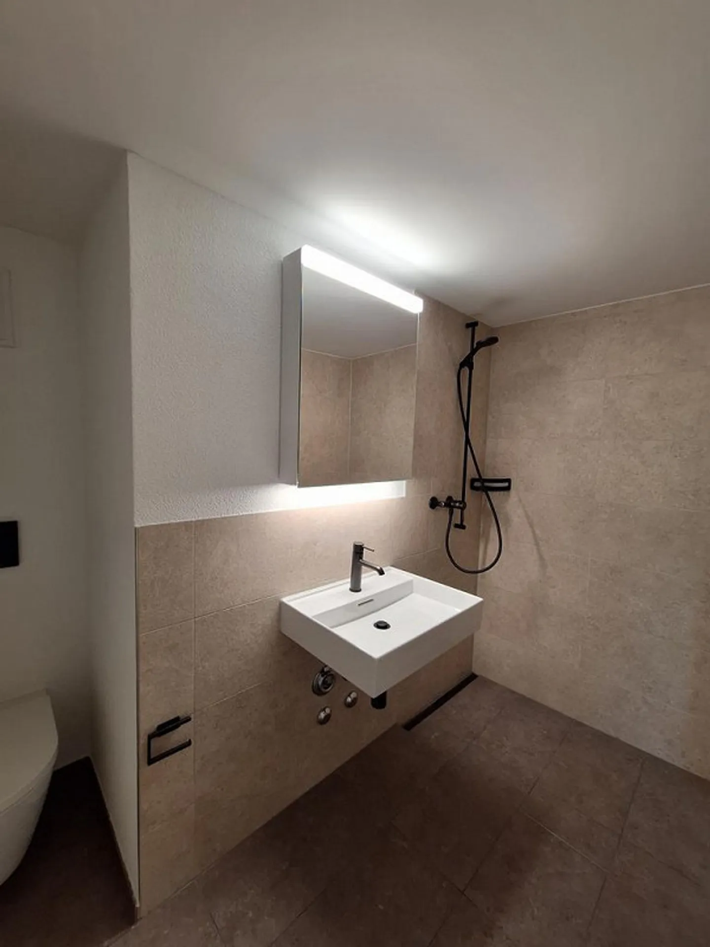Maisonette de 3,5 pièces au-dessus des toits de Zurich avec balcon - Photo 6 sur 11