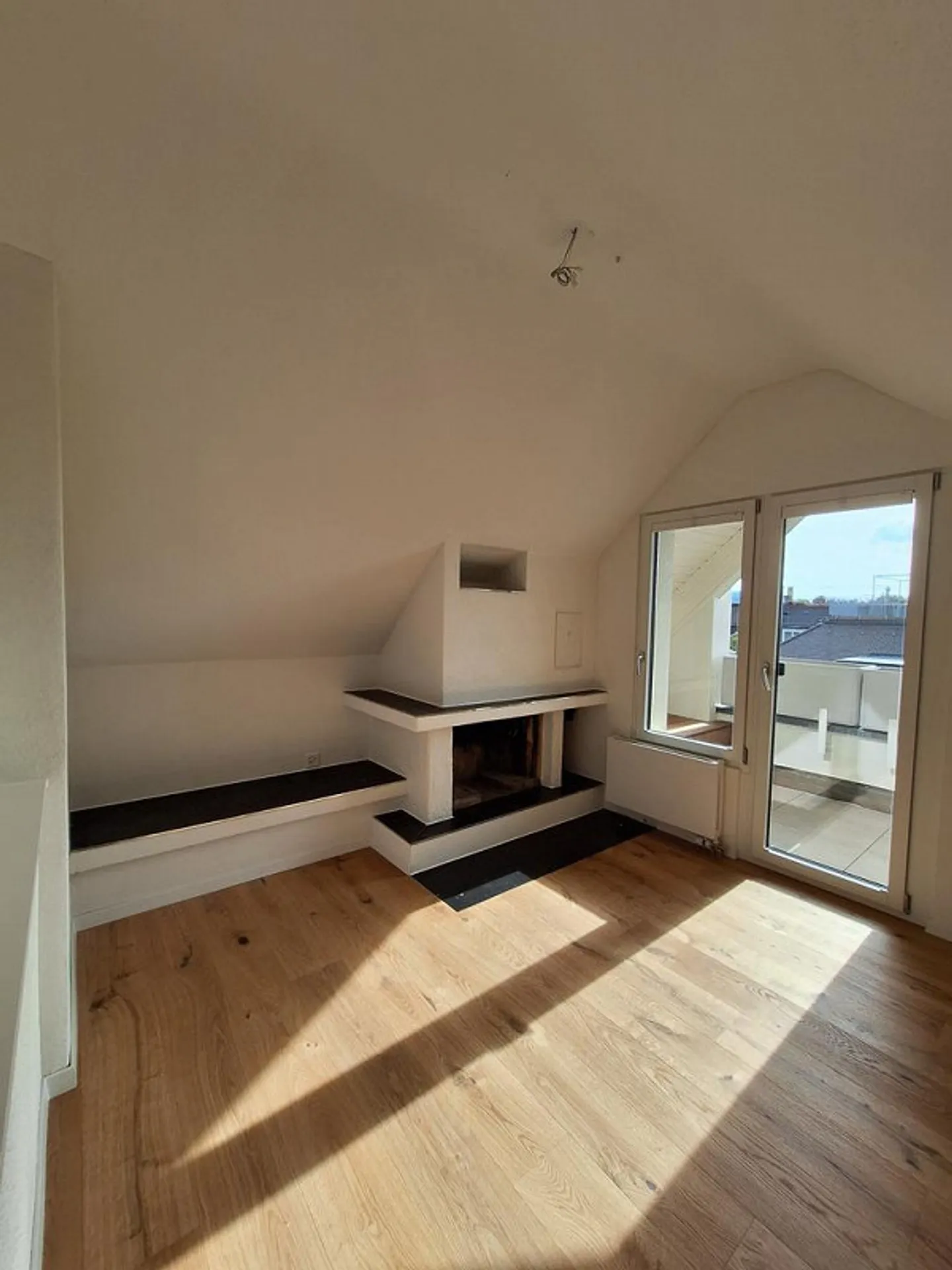 Maisonette de 3,5 pièces au-dessus des toits de Zurich avec balcon - Photo 7 sur 11