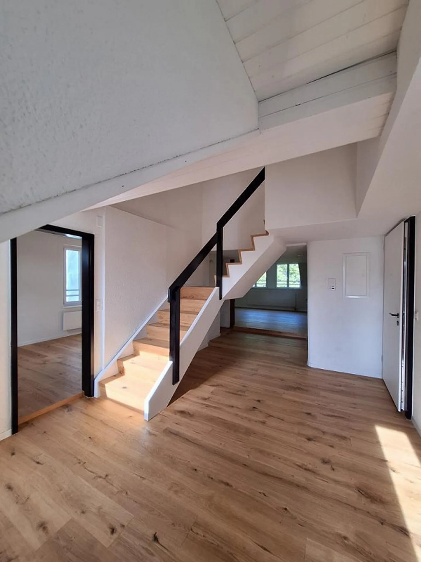 Maisonette de 3,5 pièces au-dessus des toits de Zurich avec balcon - Photo 9 sur 11