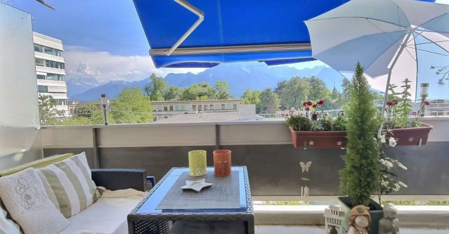 Charming Apartment with Mountain View - Photo 2 of 7