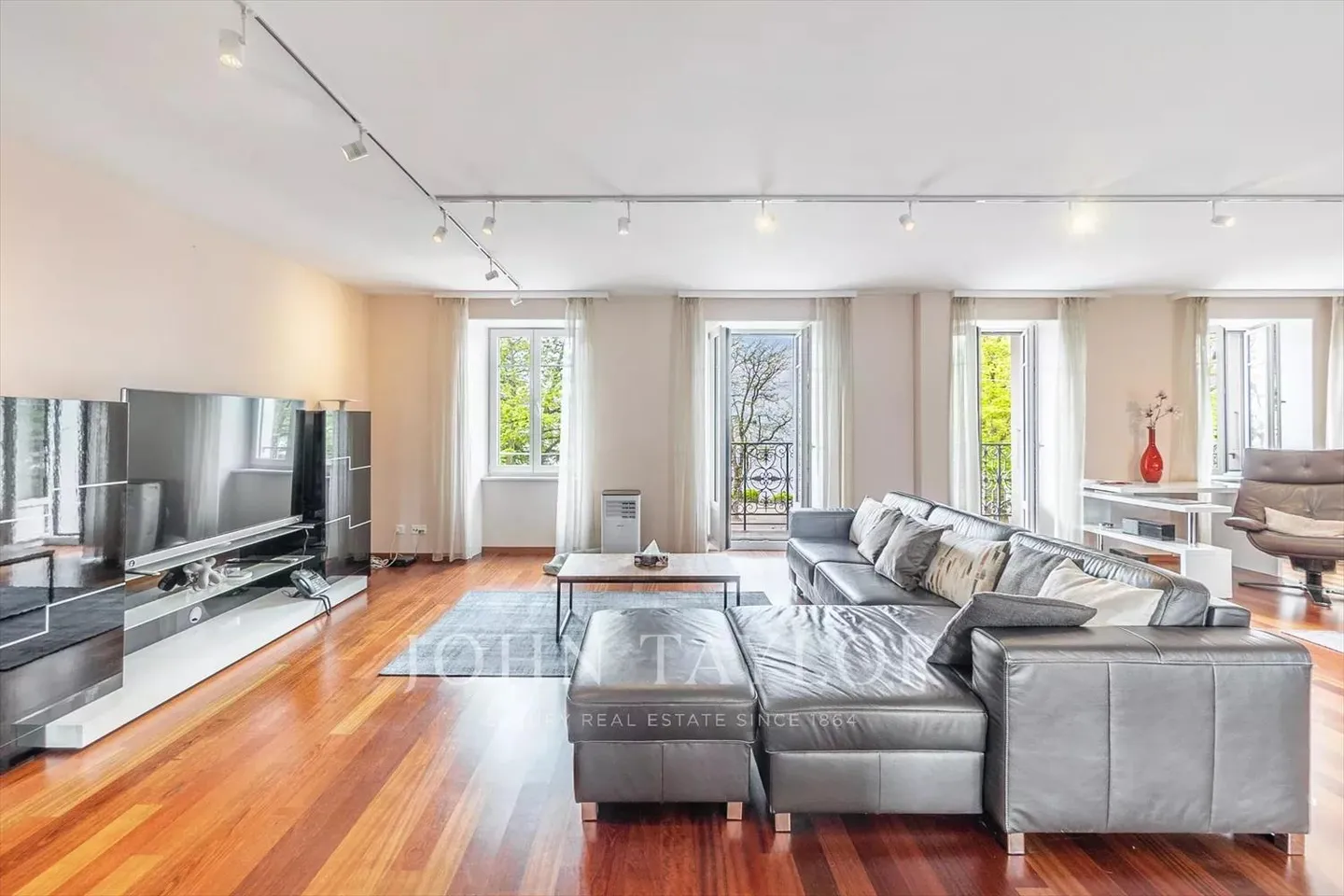 EXCLUSIVITY! Apartment in the heart of Montreux - Photo 5 of 13