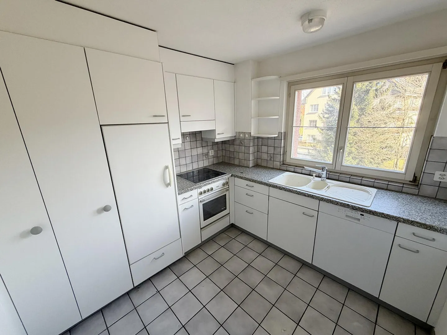 Vivere tranquillo e soleggiato in un quartiere privilegiato. - Foto 4 di 26