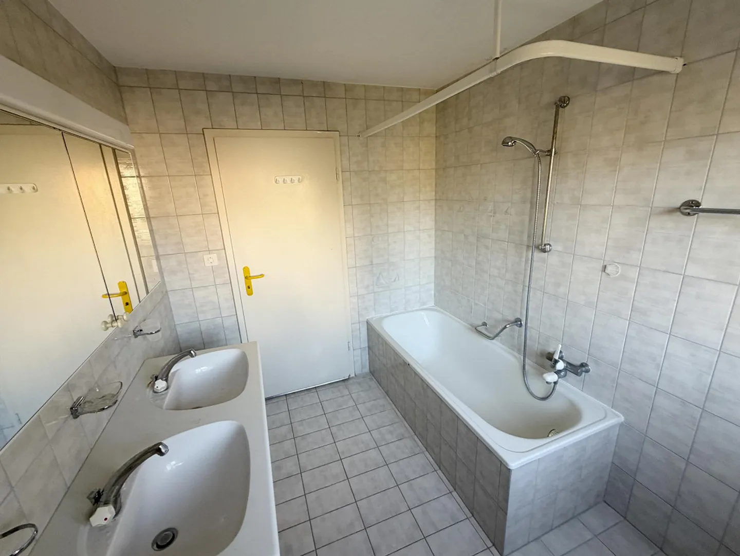 Vivere tranquillo e soleggiato in un quartiere privilegiato. - Foto 12 di 26