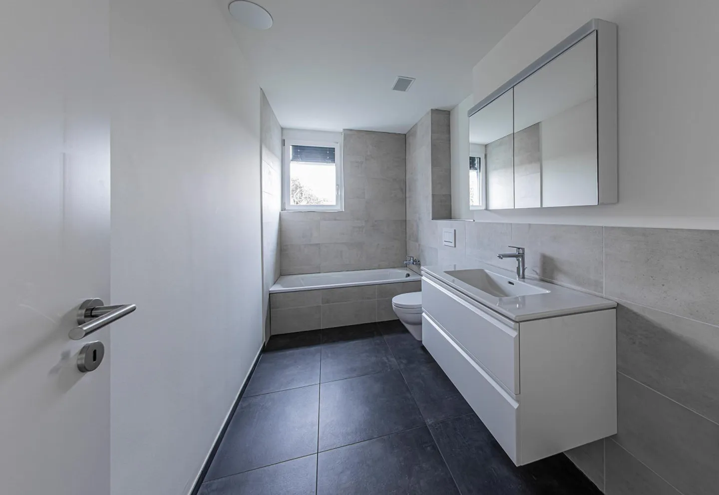 Modern and bright 4.5-room apartment on the 1st floor of a high-quality new building - Photo 4 of 12