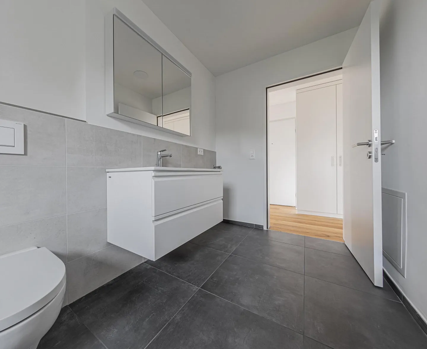 Modern and bright 4.5-room apartment on the 1st floor of a high-quality new building - Photo 5 of 12