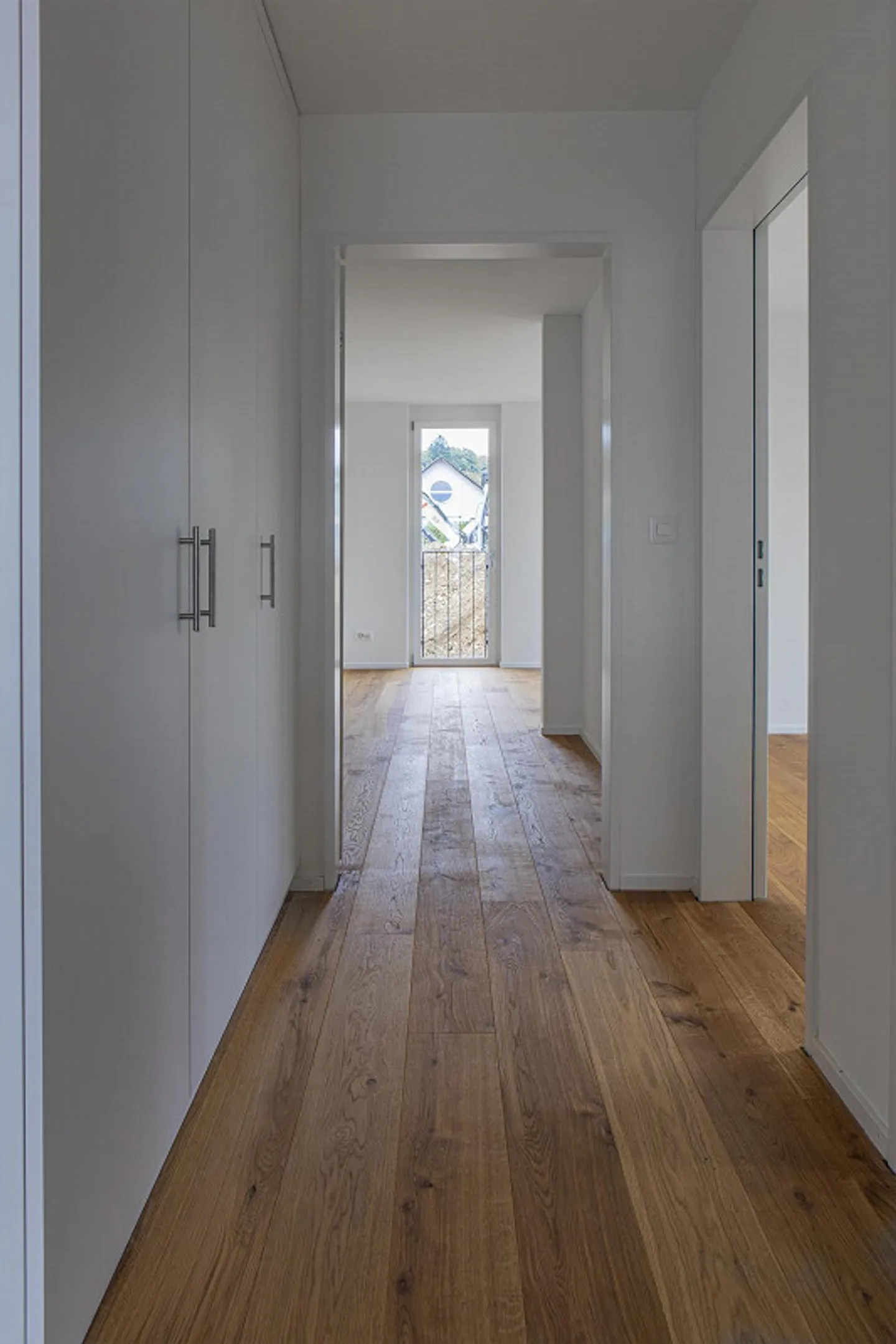 Modern and bright 4.5-room apartment on the 1st floor of a high-quality new building - Photo 8 of 12