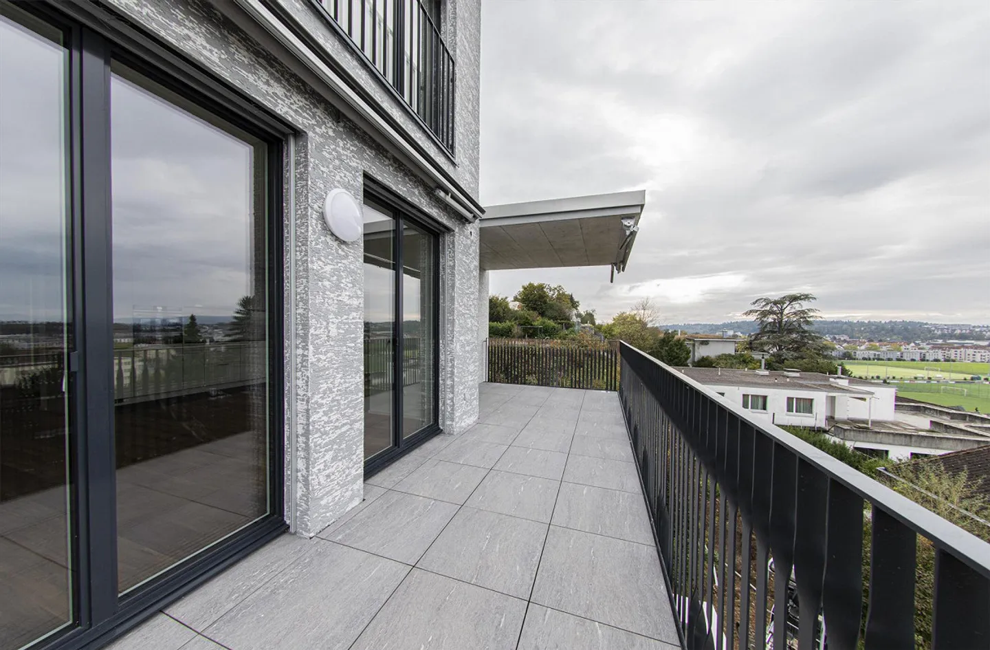 Modern and bright 4.5-room apartment on the 1st floor of a high-quality new building - Photo 10 of 12