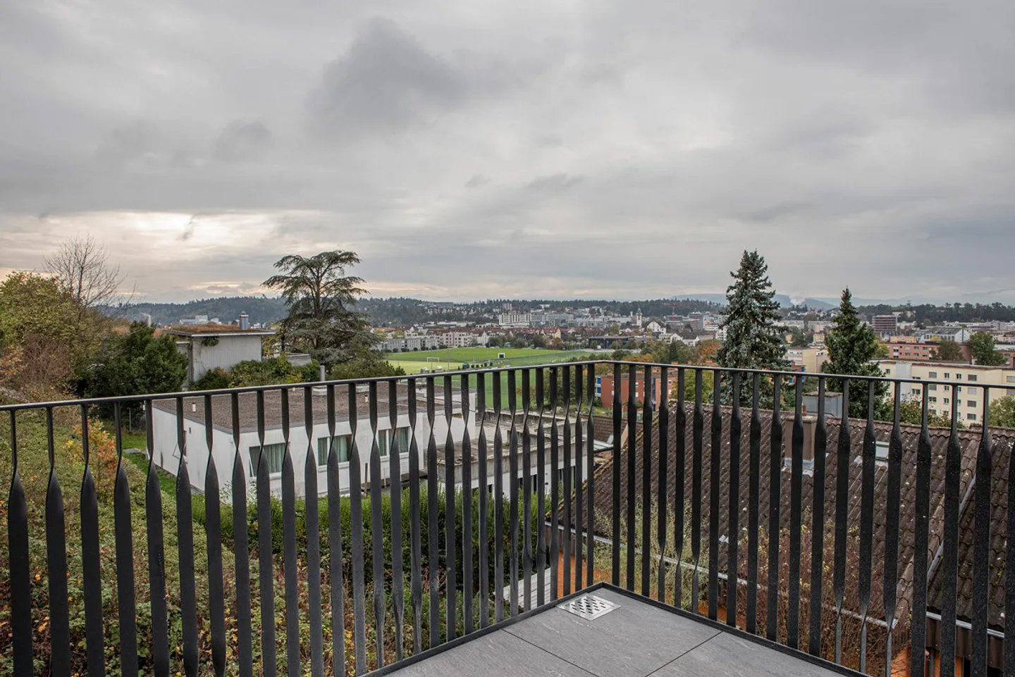 Modern and bright 4.5-room apartment on the 1st floor of a high-quality new building - Photo 11 of 12