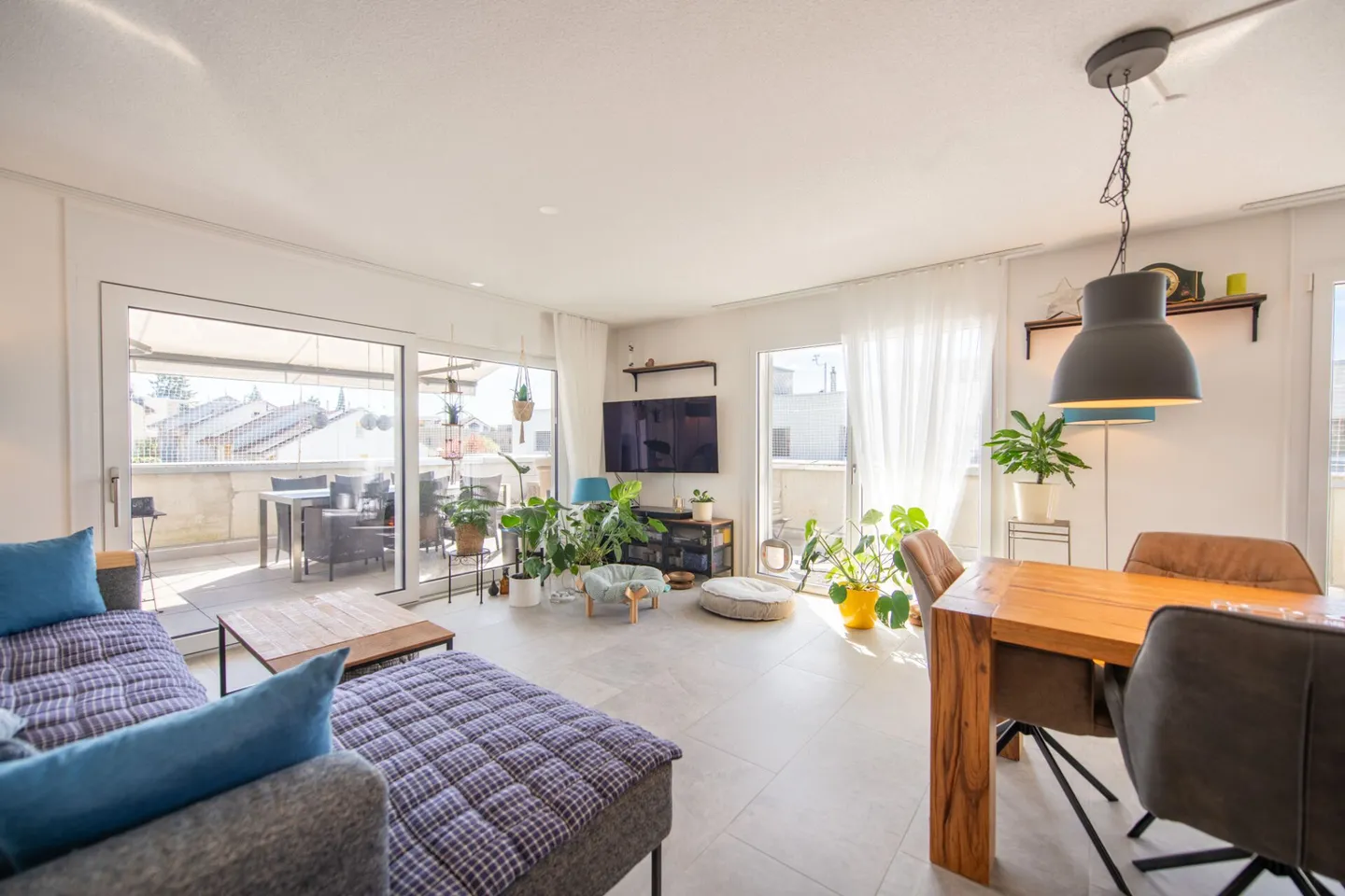 Licht, Raum, Weitblick - moderne 4.5-Zimmer-Attikawohnung mit Jurablick - Foto 2 von 20