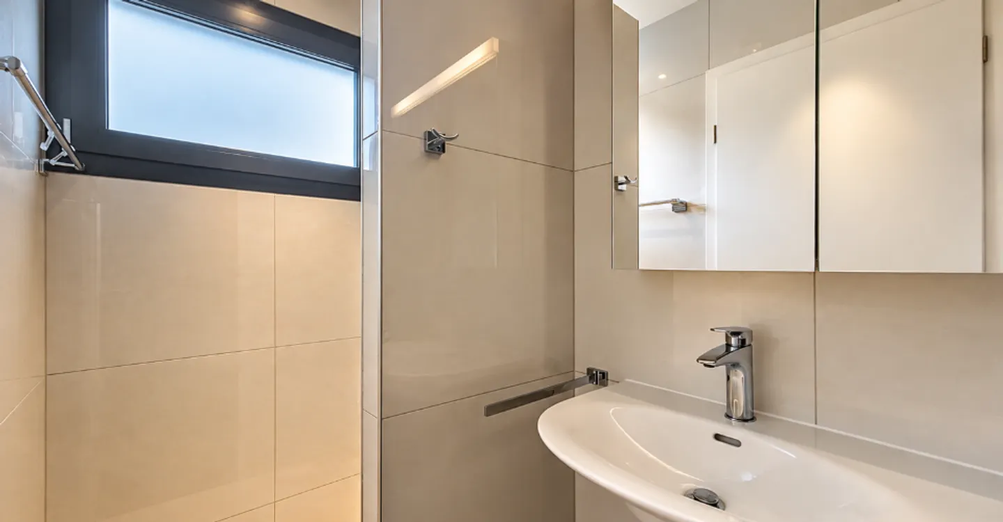 Contemporary 5.5-room adjoining villa with garden - Photo 5 of 12