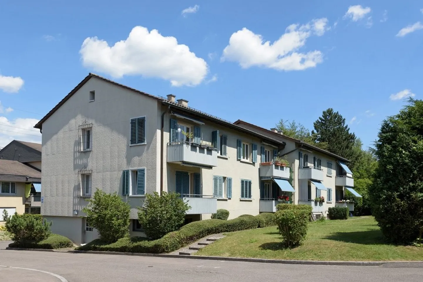 Sunny residential area in Zurich-Affoltern - Photo 1 of 8