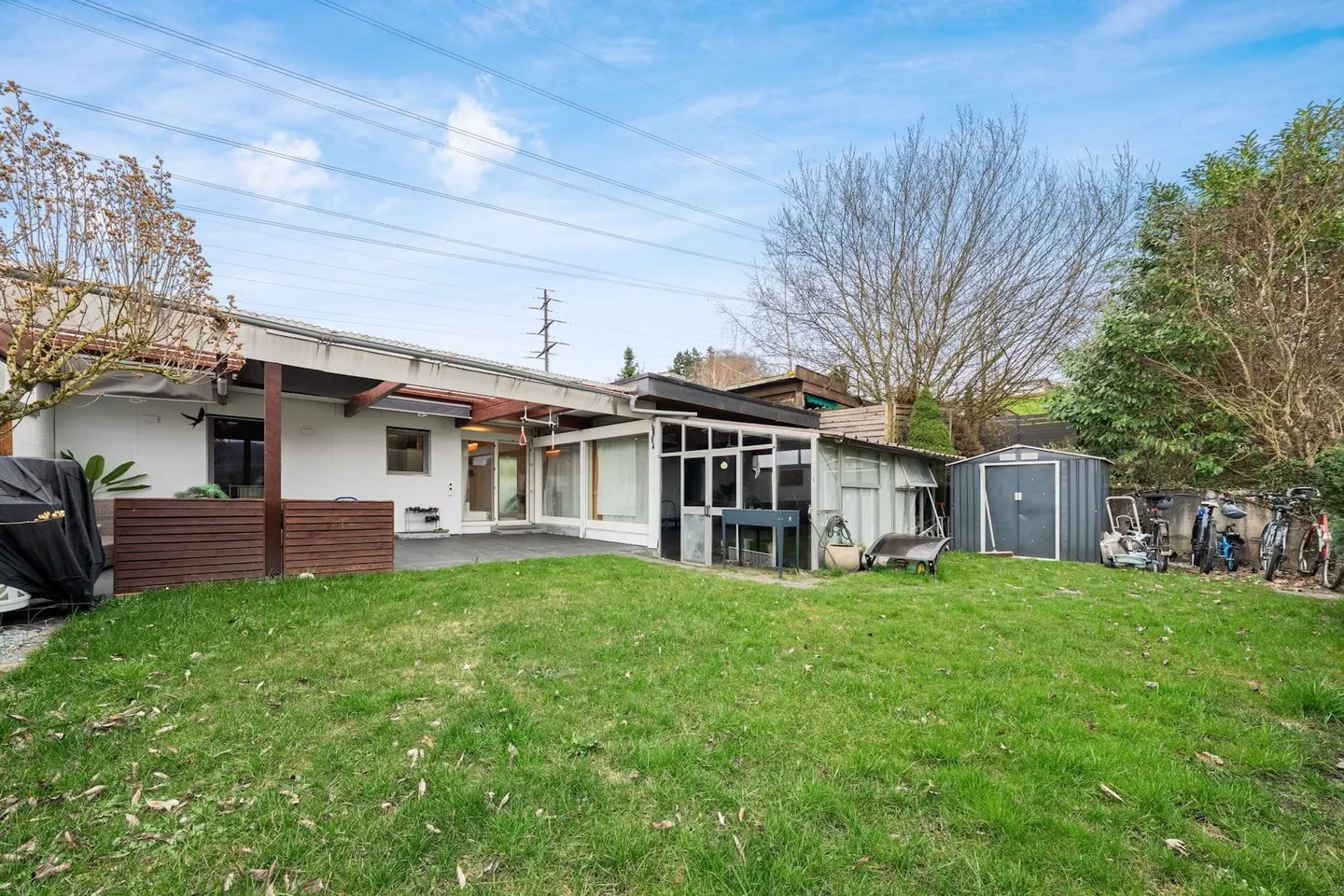 6.5-Room Bungalow Row House with Garden in Däniken - Tax-Friendly - Photo 1 of 13