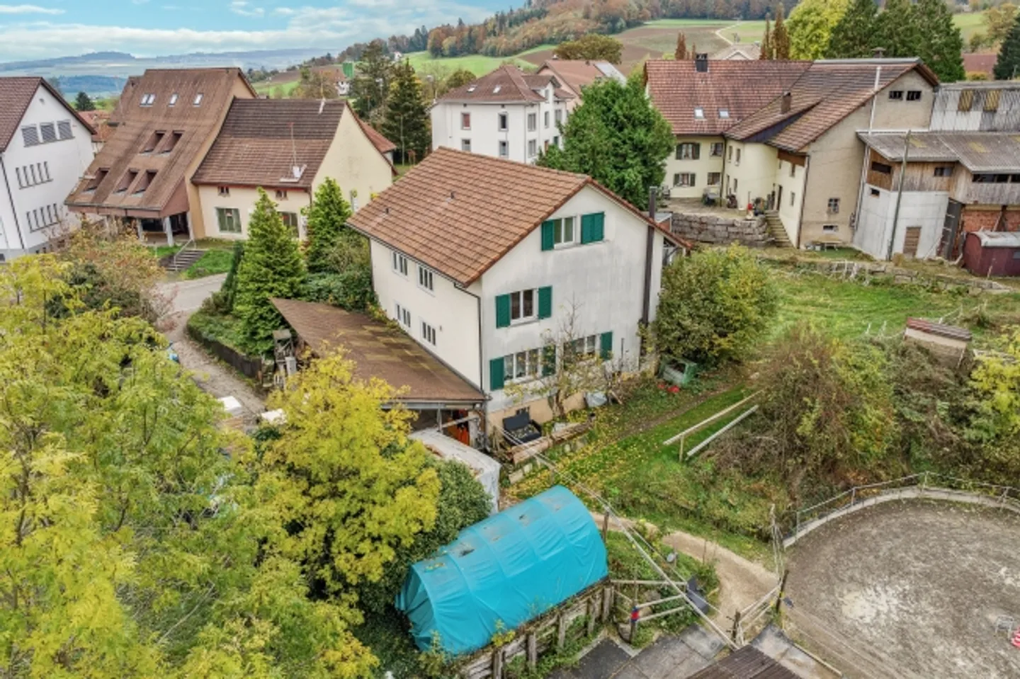 «Mehrfamilienhaus mit zwei 4.5 Zimmer Wohnungen (renovationsbedürftig) und Entwicklungspotenzial» - Foto 2 von 9