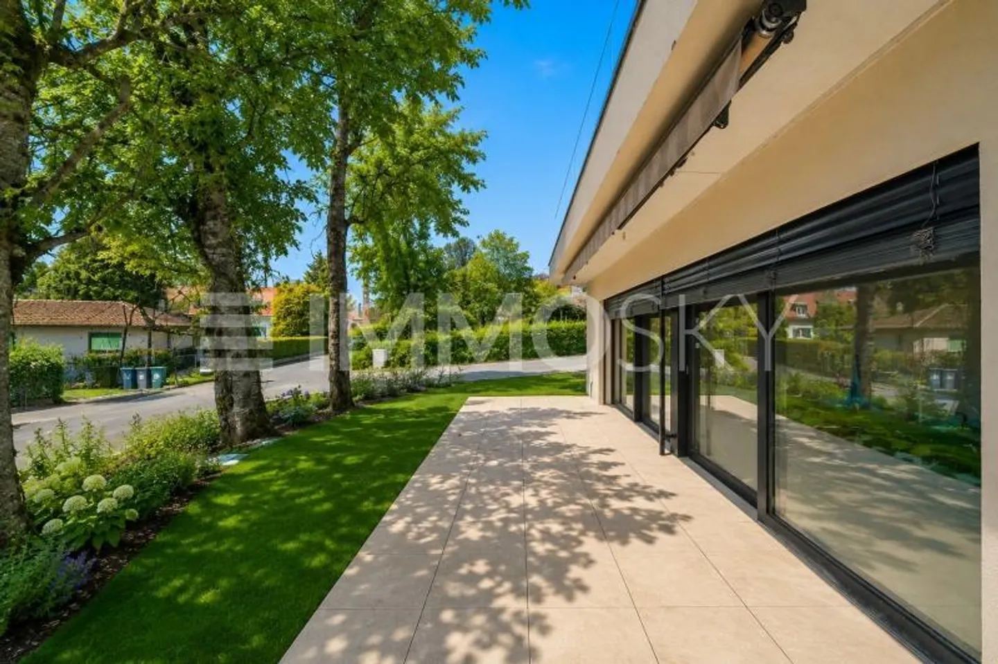 Modern Apartment with Garden - Photo 4 of 5