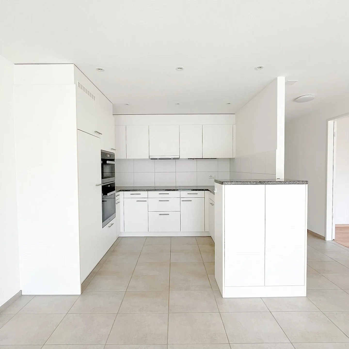 Stilvolle 4.5-Zimmer Gartenwohnung mit lichtdurchflutetem Wohnambiente - Foto 4 von 12