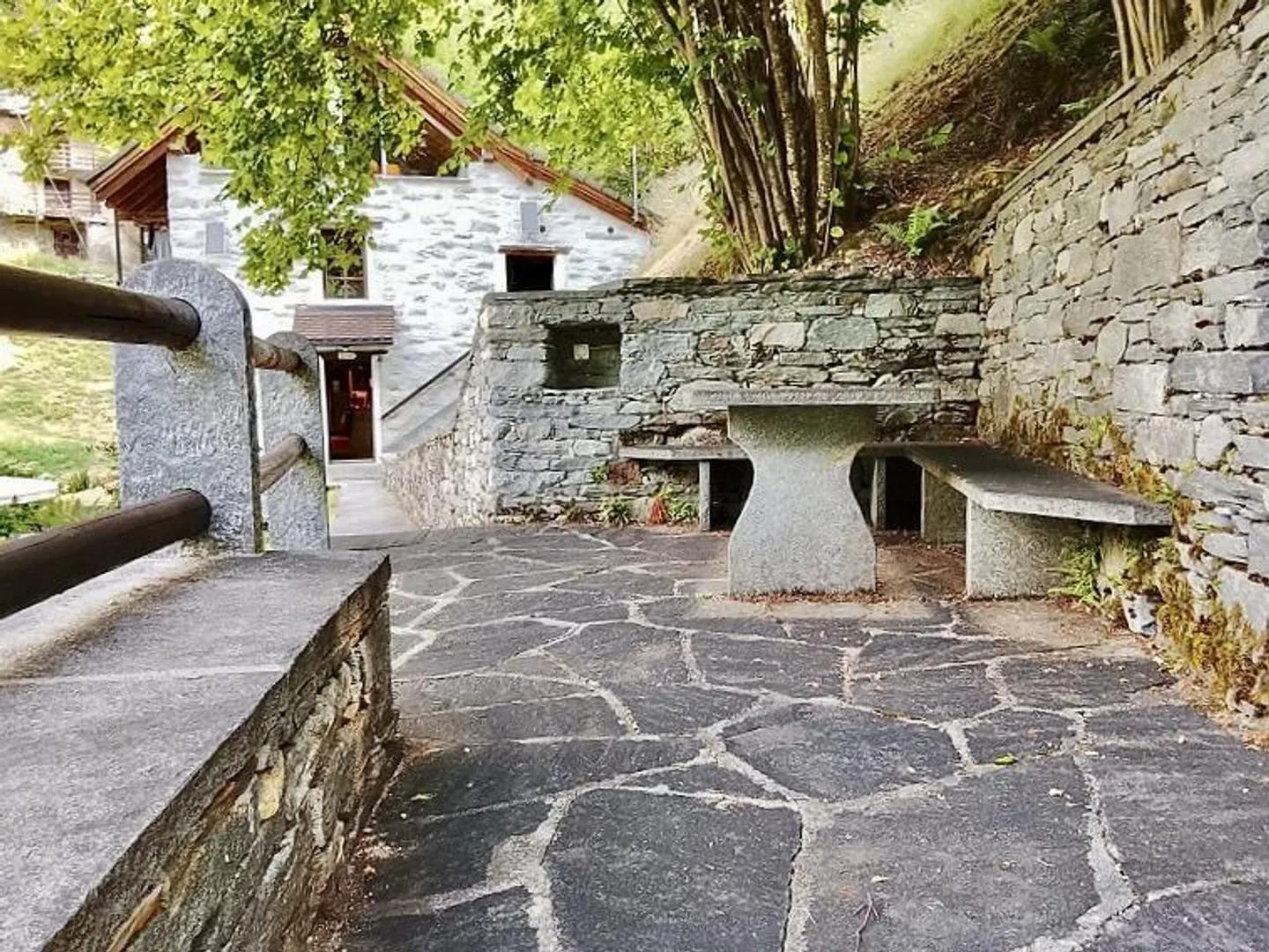 Maison rustique 3 1/2 pièces avec de nombreuses pièces supplémentaires, emplacement très calme et ensoleillé - Photo 15 sur 25