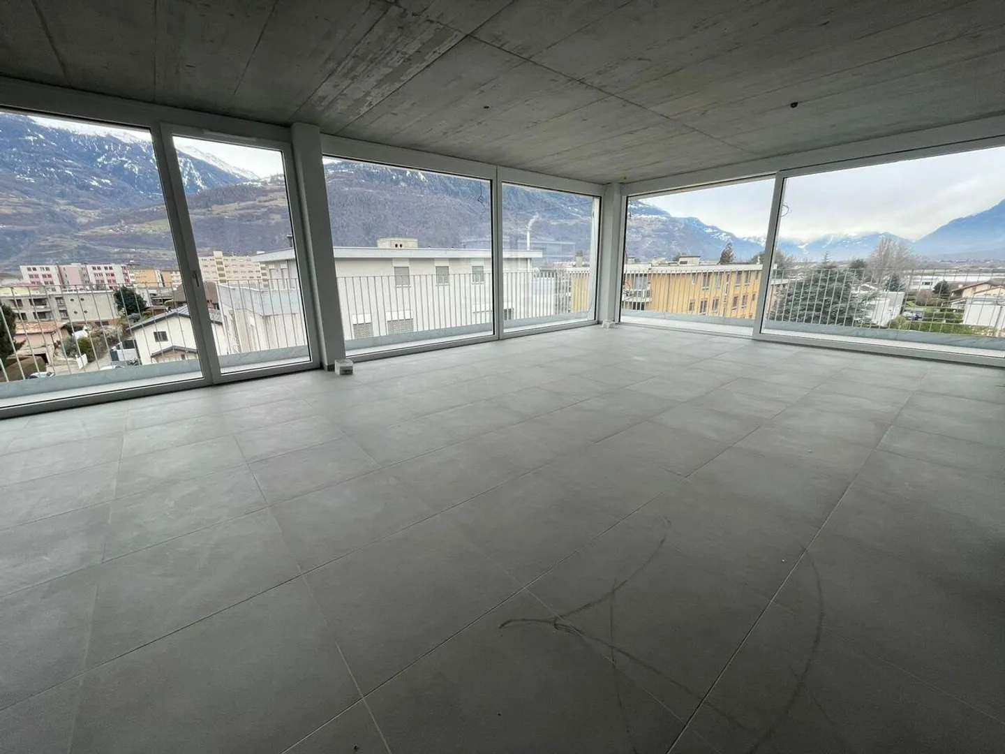 Magnifico appartamento nuovo con grande balcone - Foto 7 di 14