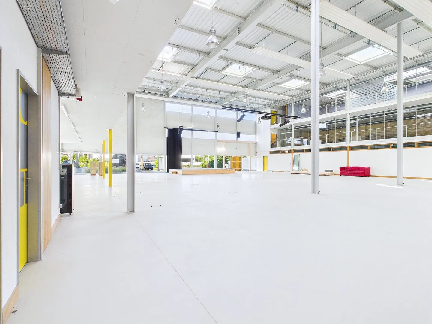 Spazio commerciale e ufficio al piano terra nel quartiere industriale - Foto 9 di 13