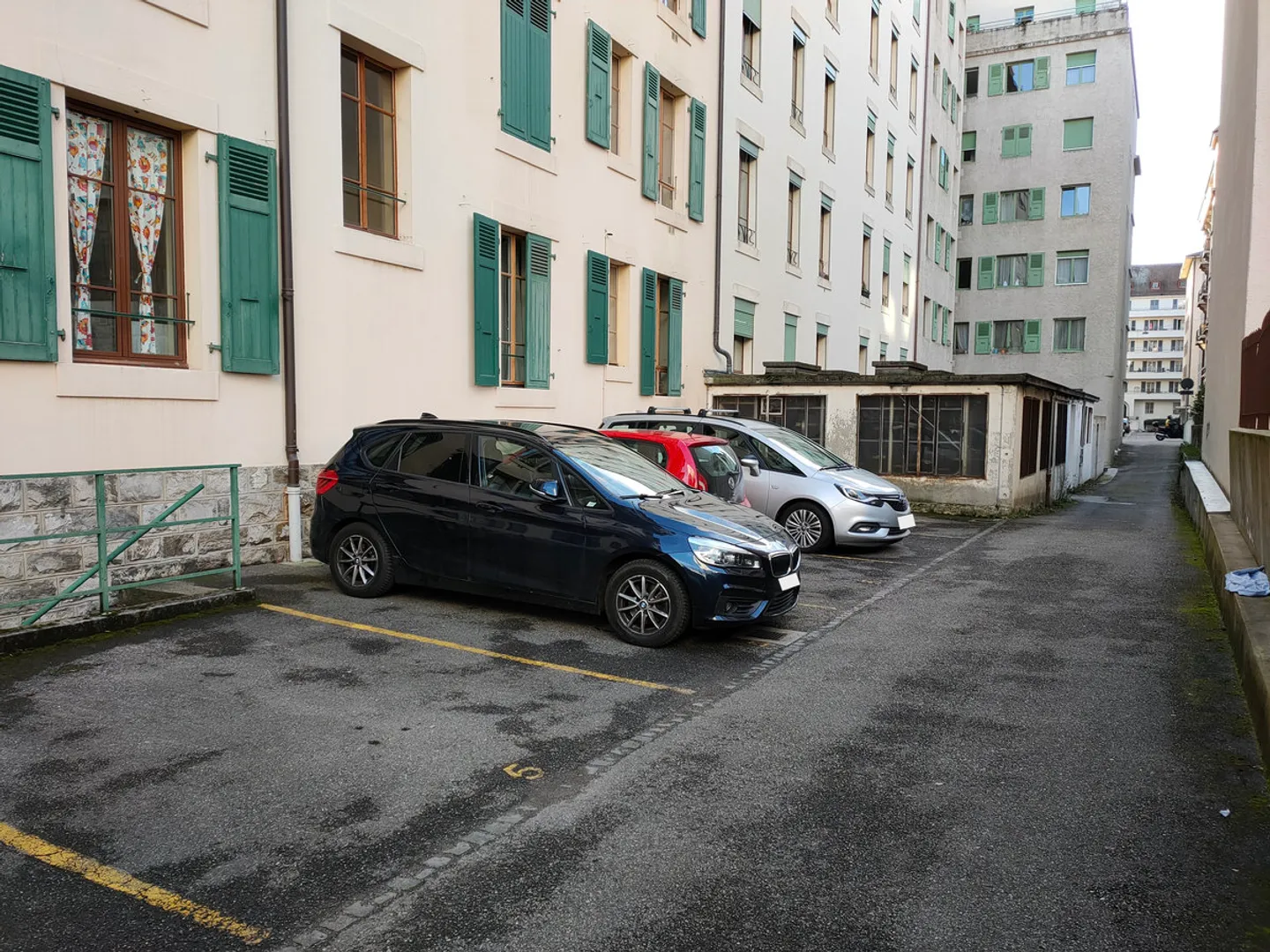 Parking located in the building's inner courtyard (for small cars). - Photo 5 of 5