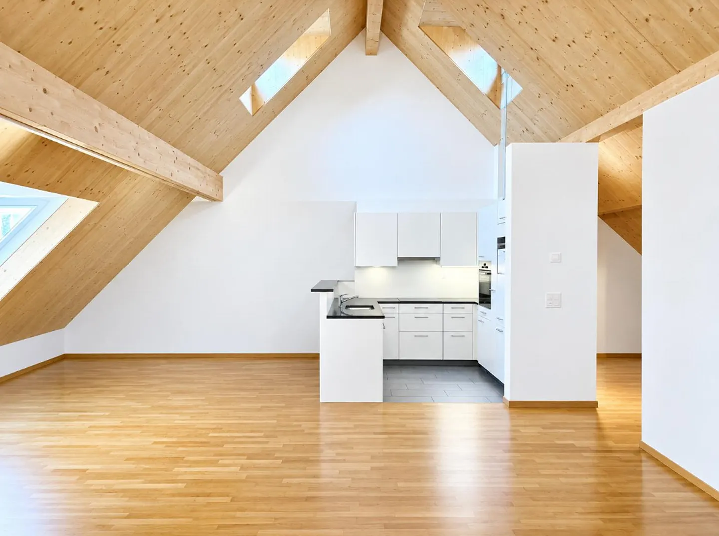 Appartement spacieux et moderne de 4,5 pièces - Photo 2 sur 7