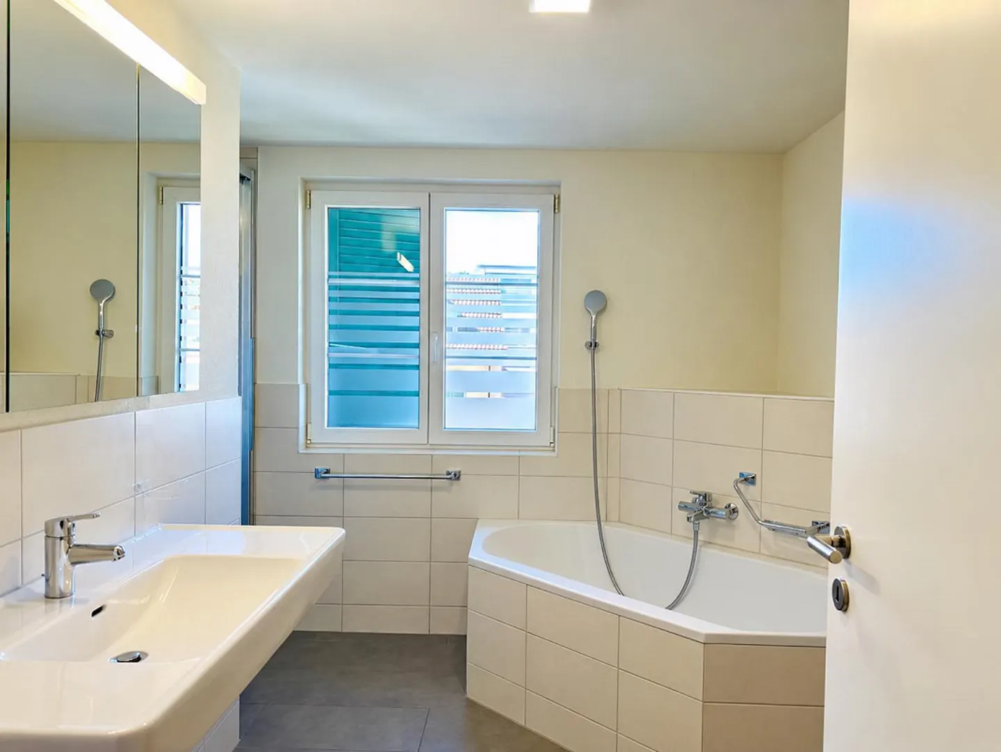Appartement spacieux et moderne de 4,5 pièces - Photo 7 sur 7