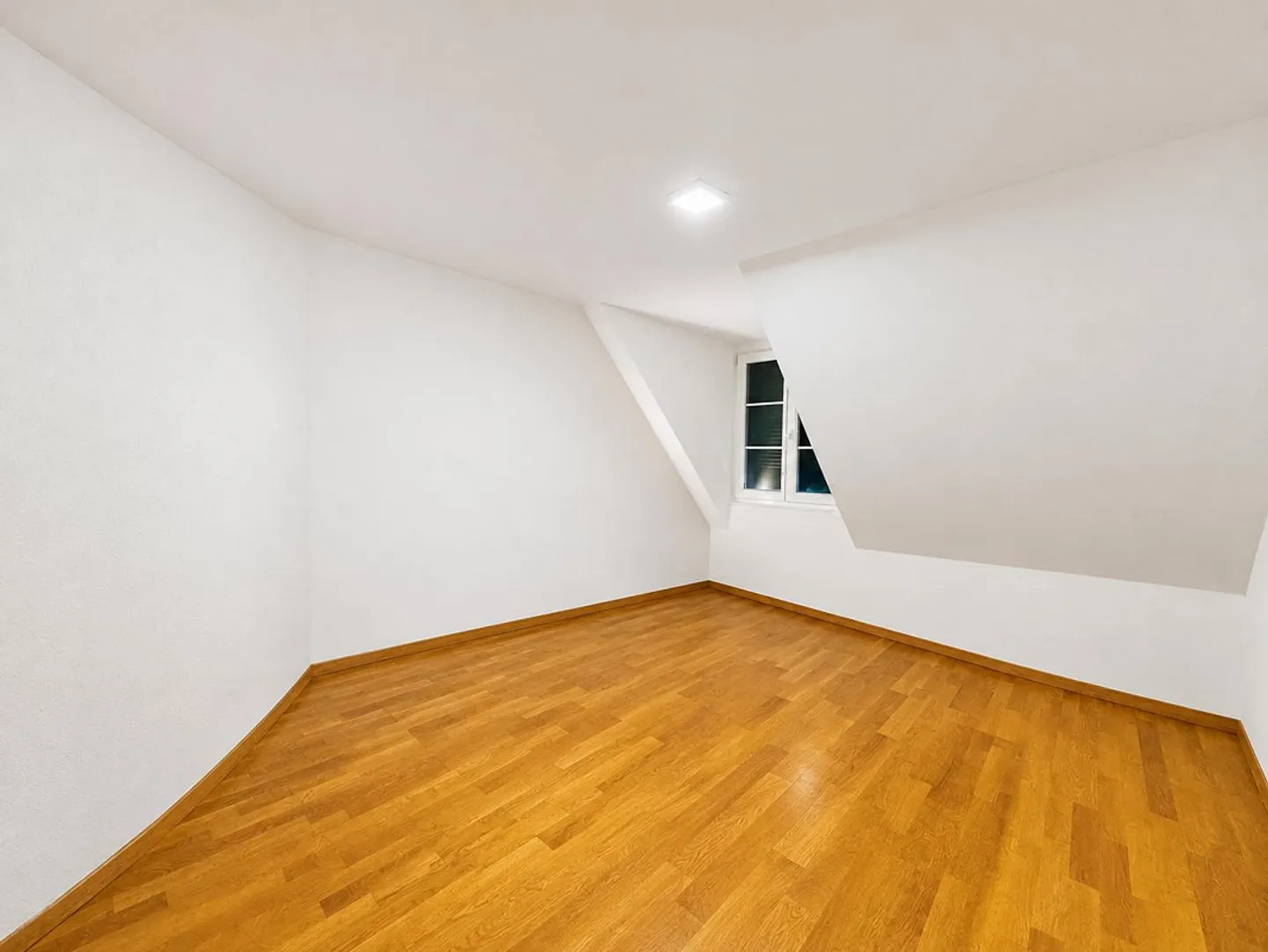 Appartement spacieux et moderne de 4,5 pièces - Photo 3 sur 7