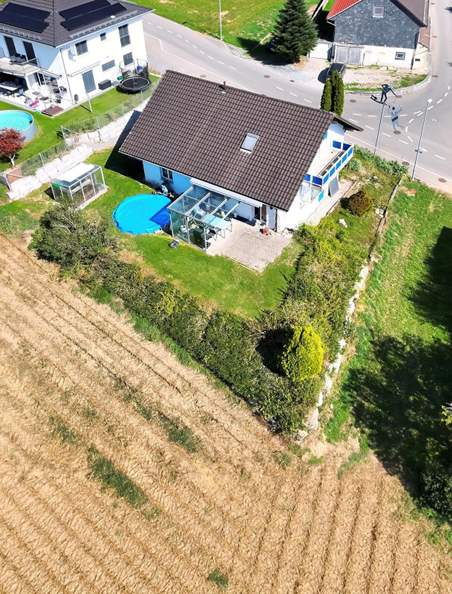 Grosszügiges Einfamilienhaus mit Pool - Foto 2 von 9