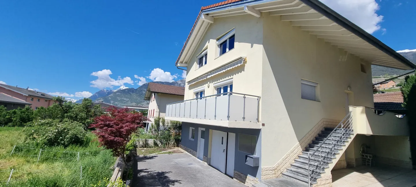 Elegante villa con un appartamento indipendente di 2 stanze - Foto 1 di 28