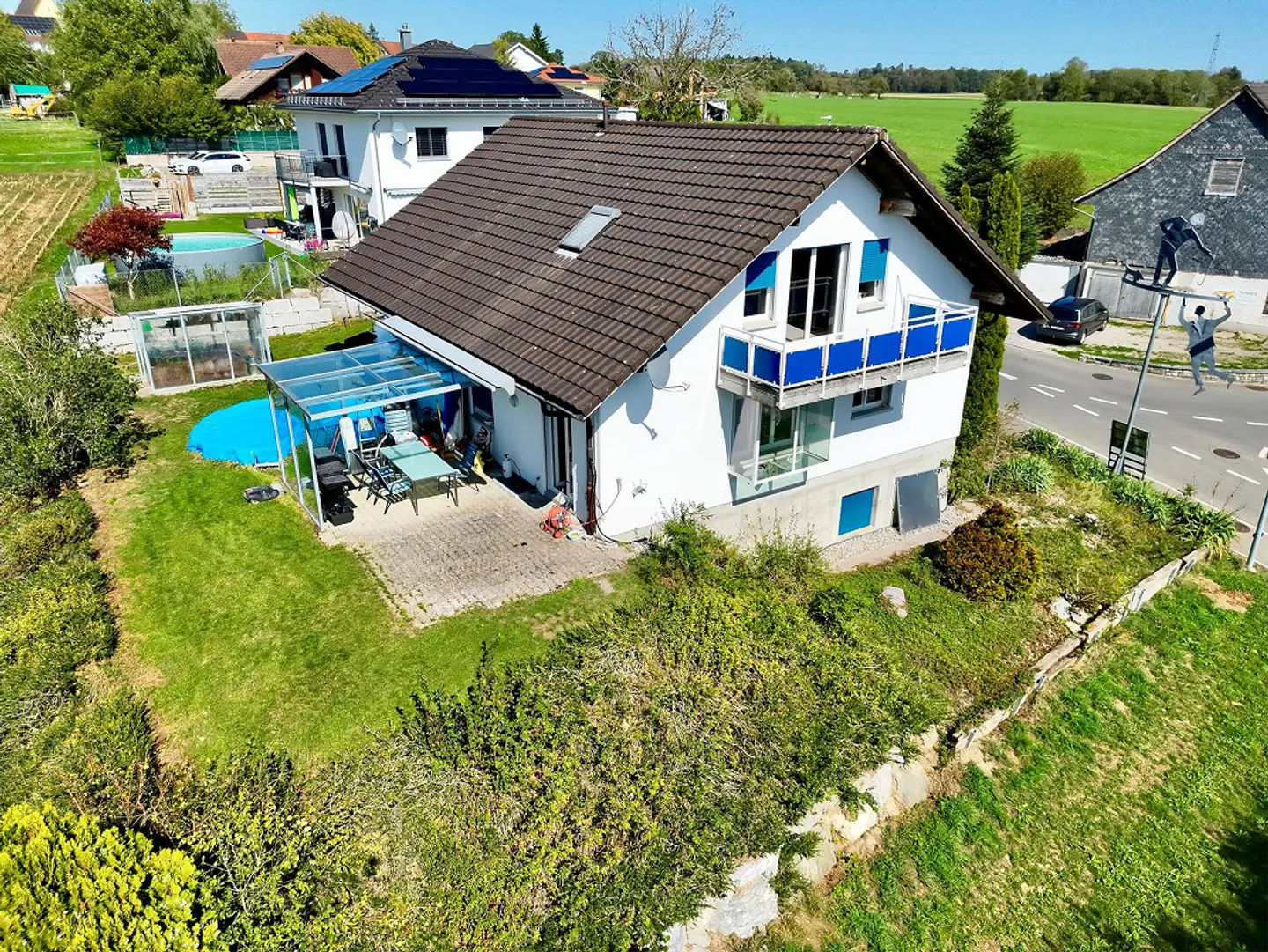 Grosszügiges Einfamilienhaus mit Pool - Foto 1 von 9