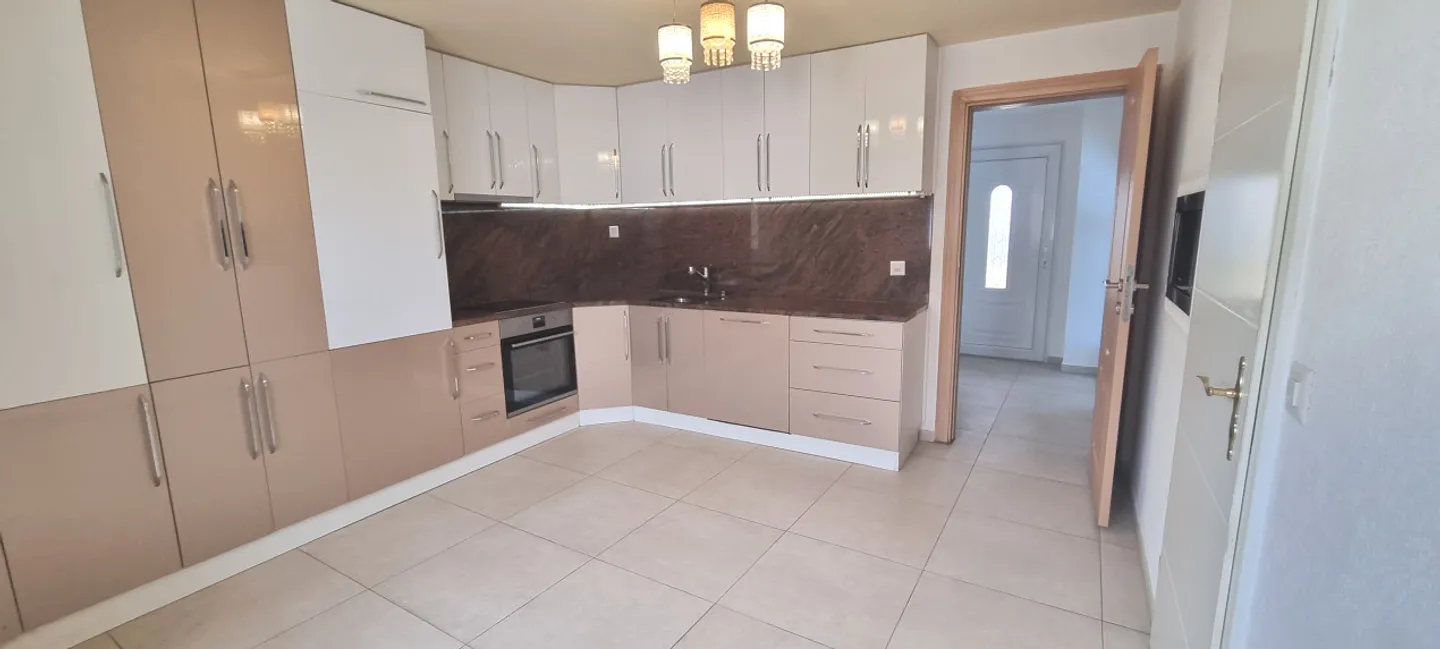 Elegante villa con un appartamento indipendente di 2 stanze - Foto 5 di 28