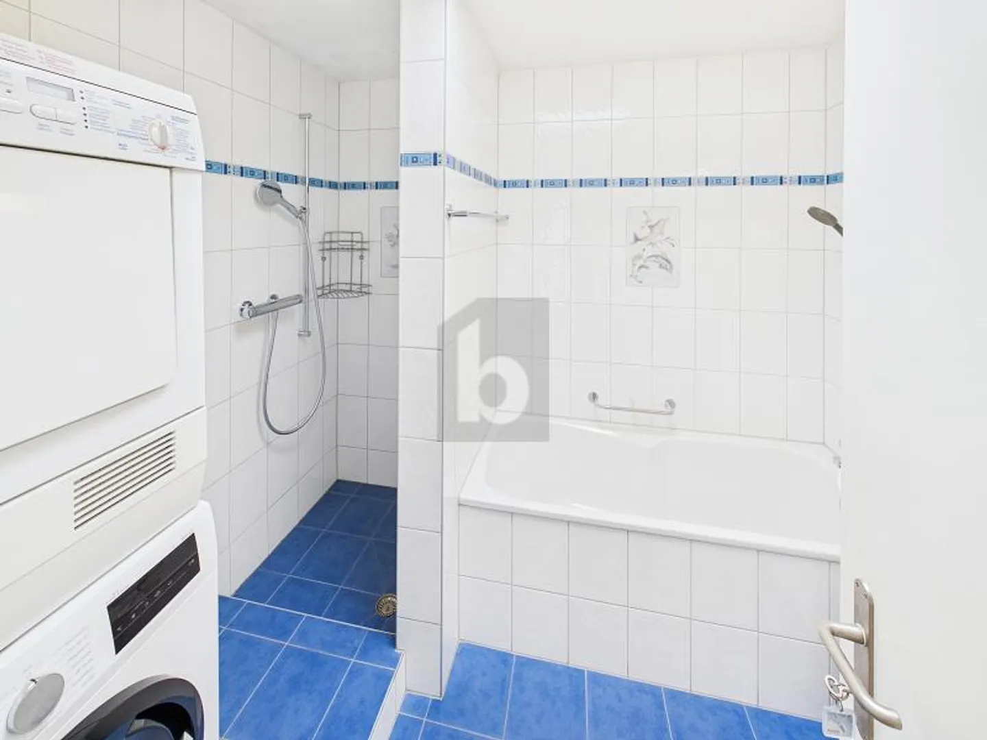 ABOUT THE ROOFTOPS OF THE CITY - Photo 5 of 6