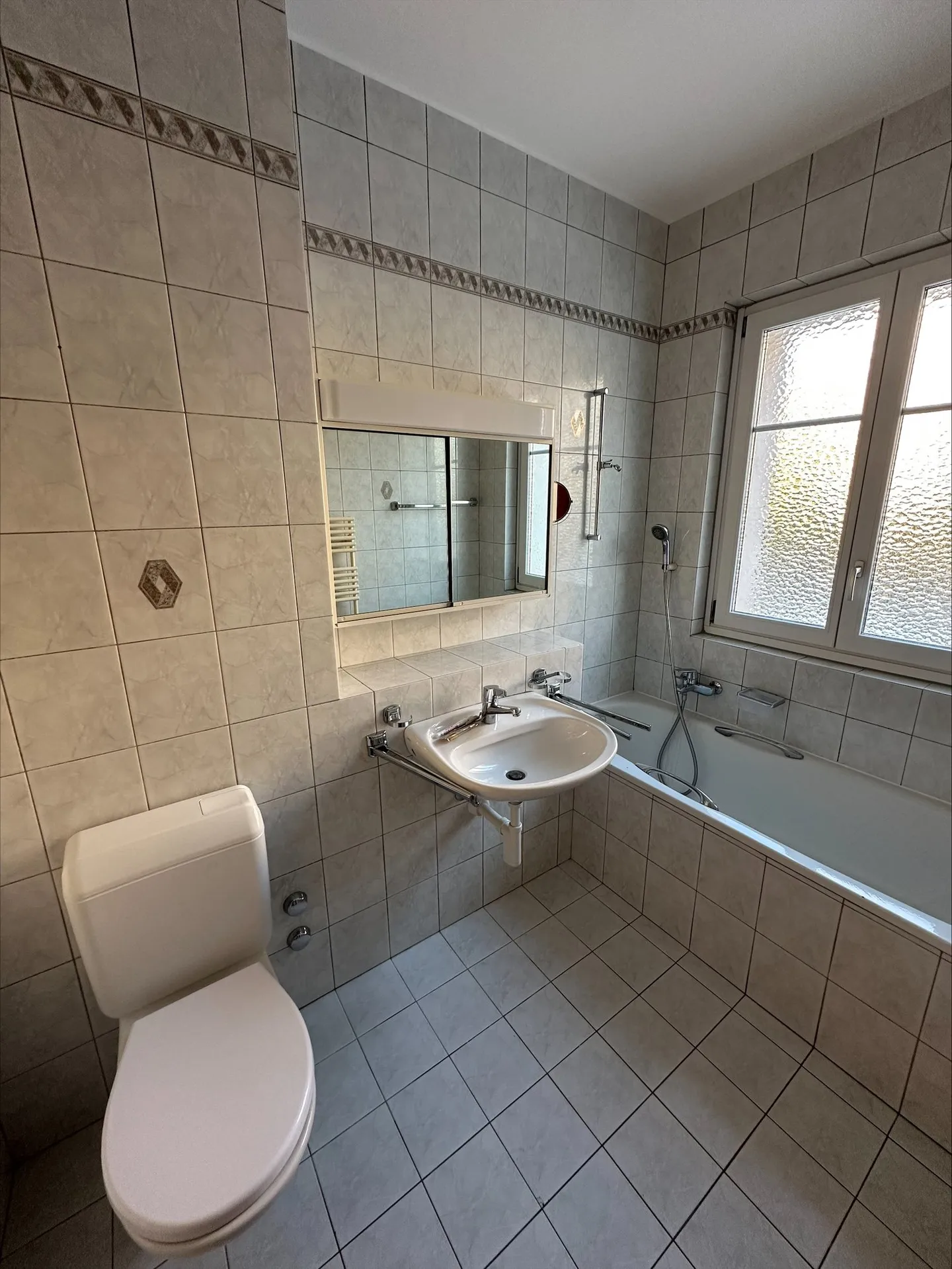 Bellissimo appartamento ristrutturato di 4.0 stanze a Corcelles - Foto 7 di 10