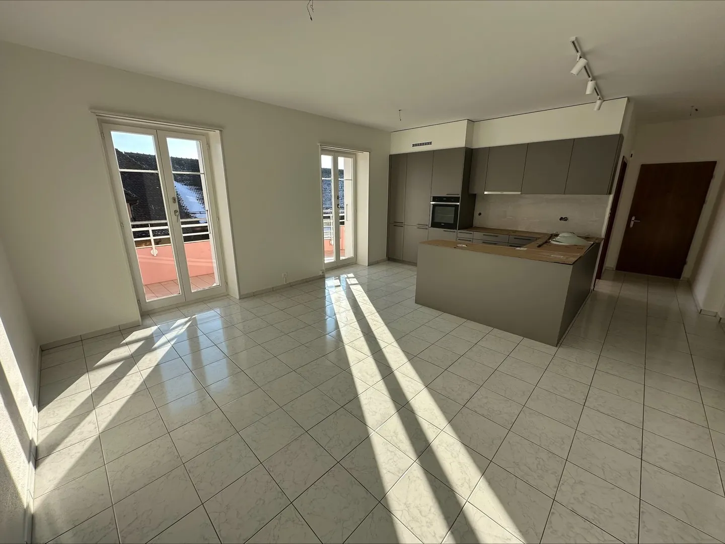 Bellissimo appartamento ristrutturato di 4.0 stanze a Corcelles - Foto 1 di 10