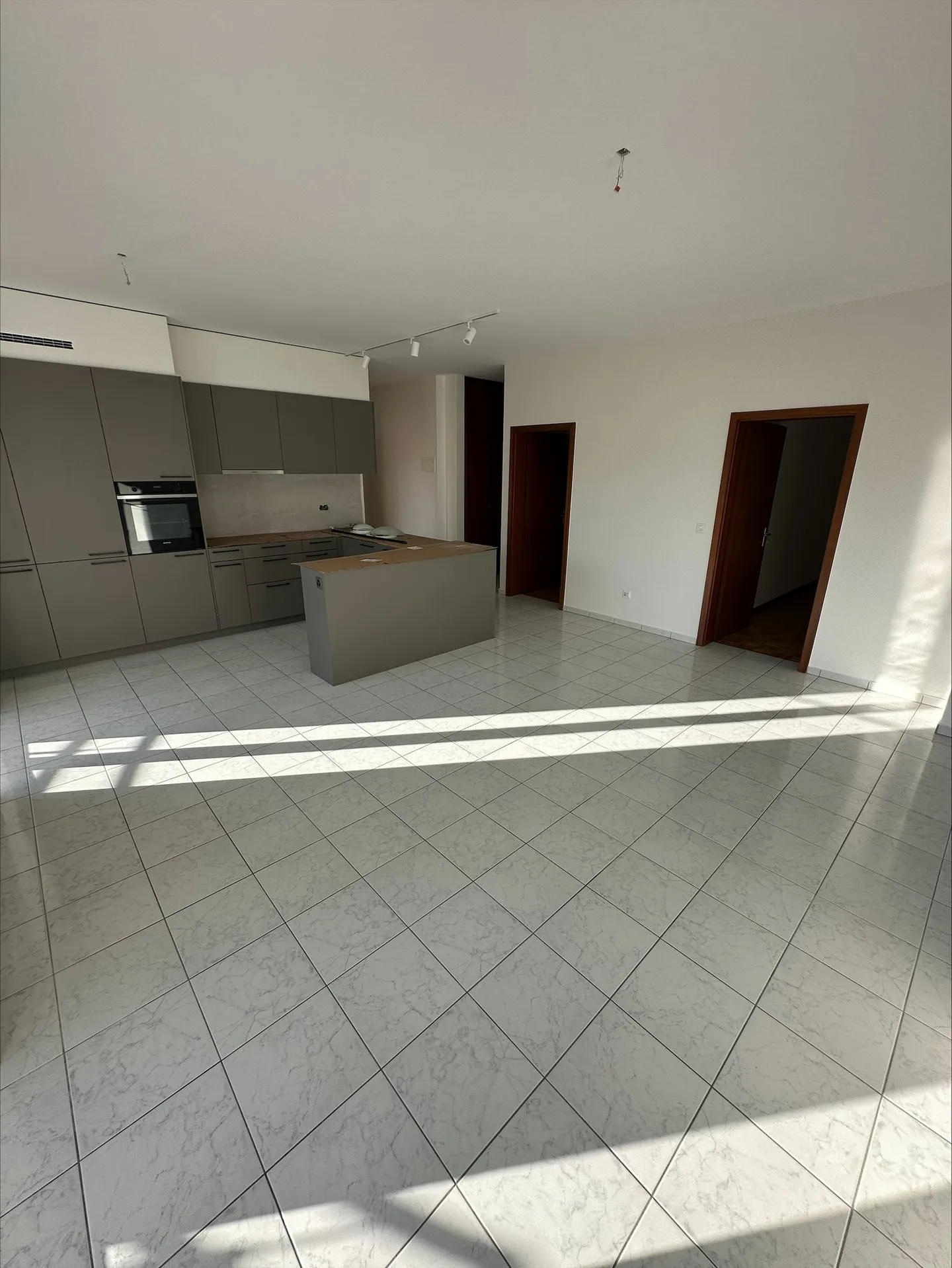 Bellissimo appartamento ristrutturato di 4.0 stanze a Corcelles - Foto 2 di 10