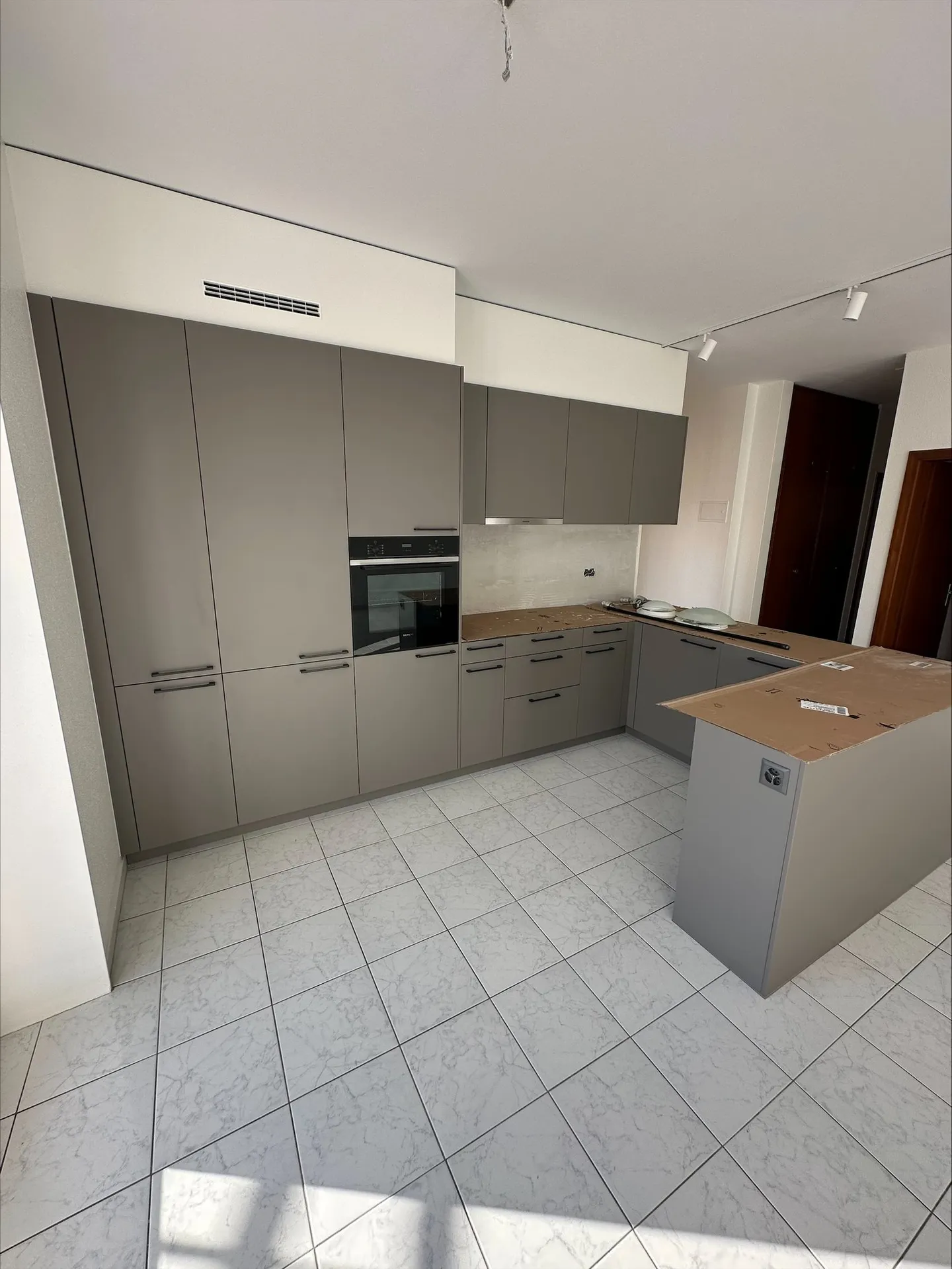 Bellissimo appartamento ristrutturato di 4.0 stanze a Corcelles - Foto 3 di 10